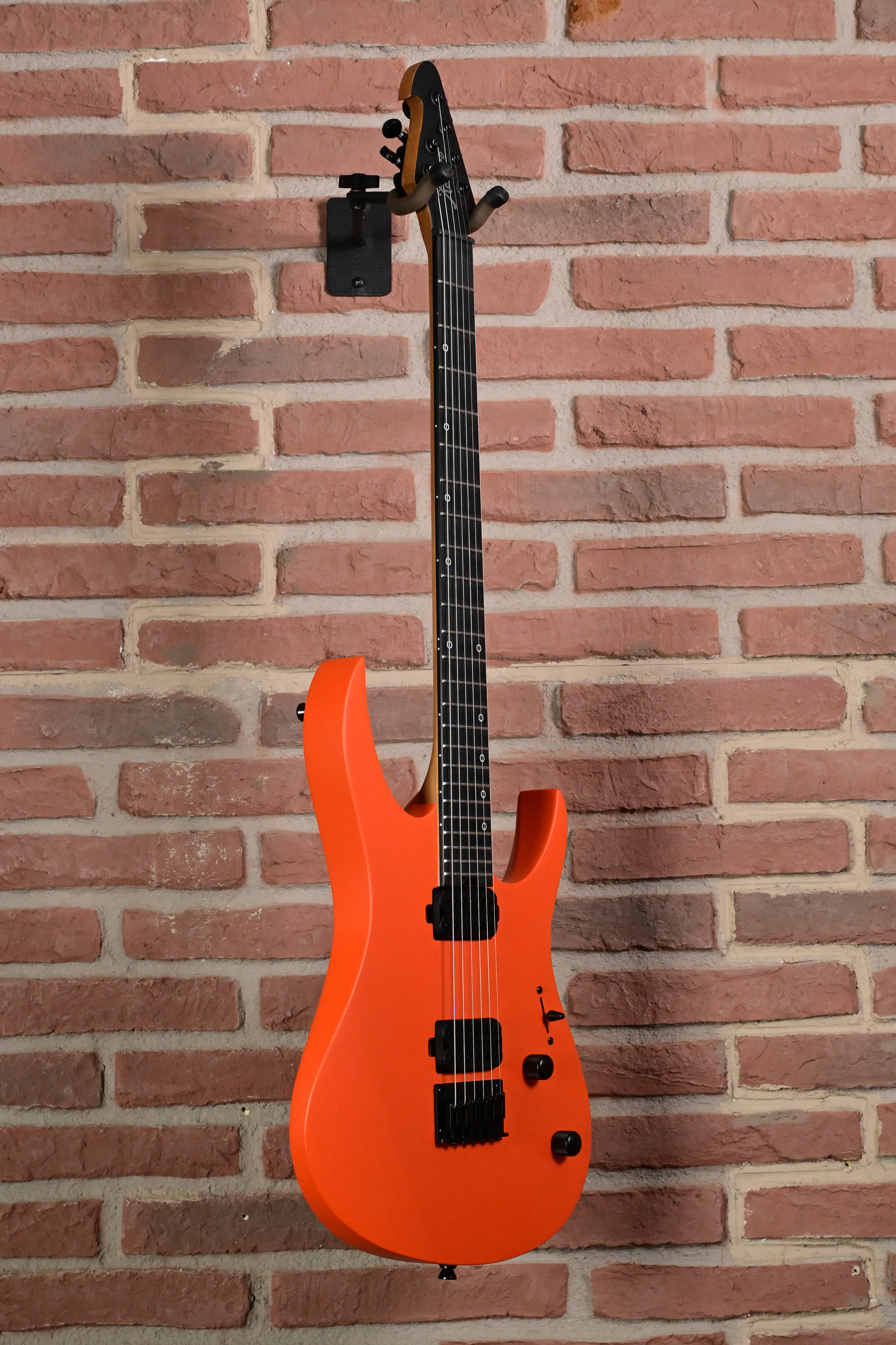 E-Gitarre, orange, massiver Korpus, schwarzes Griffbrett, Wandhalterung