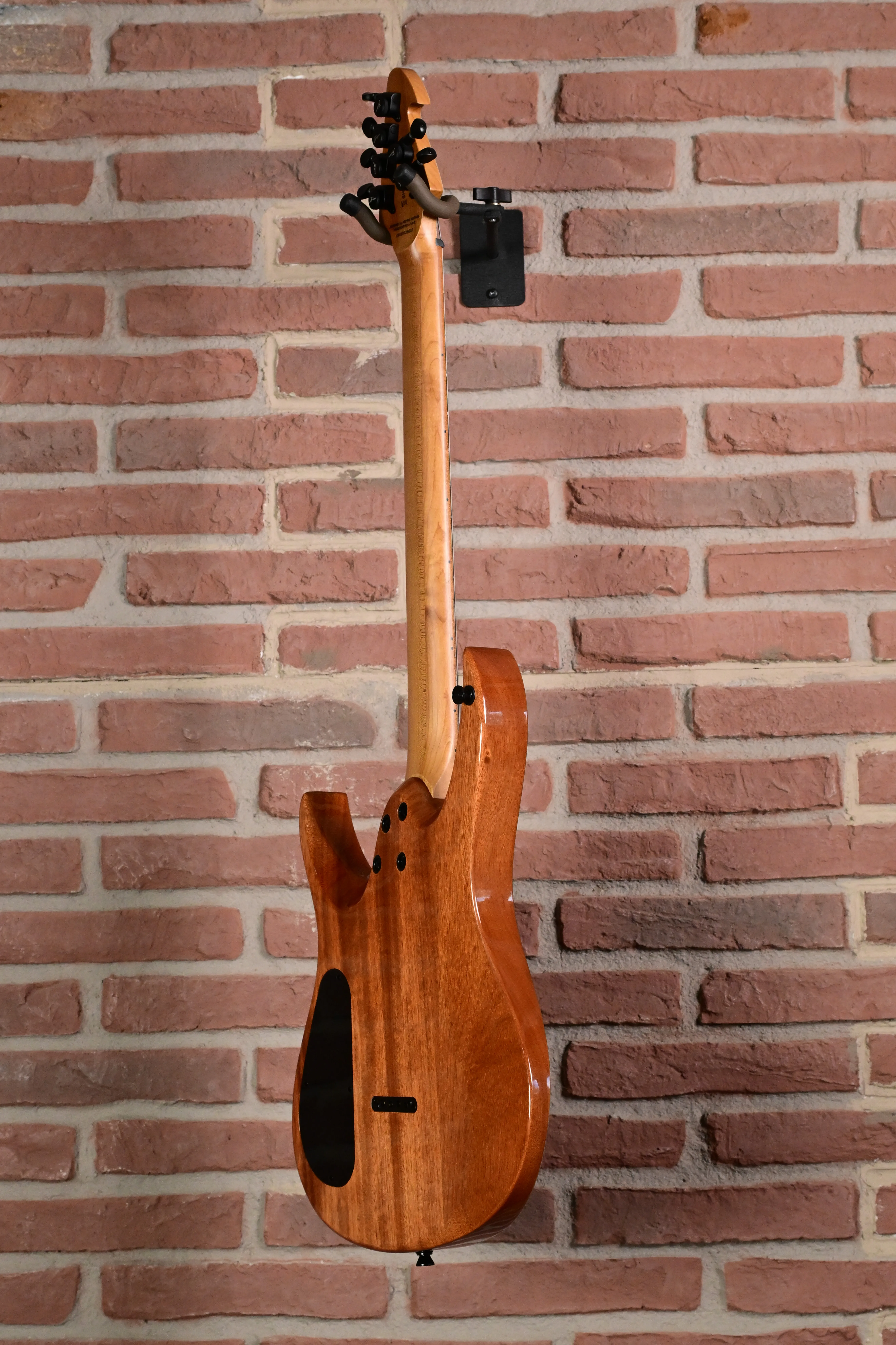 E-Gitarre, Holzkorpus, Naturholz, Gitarrenhalterung
