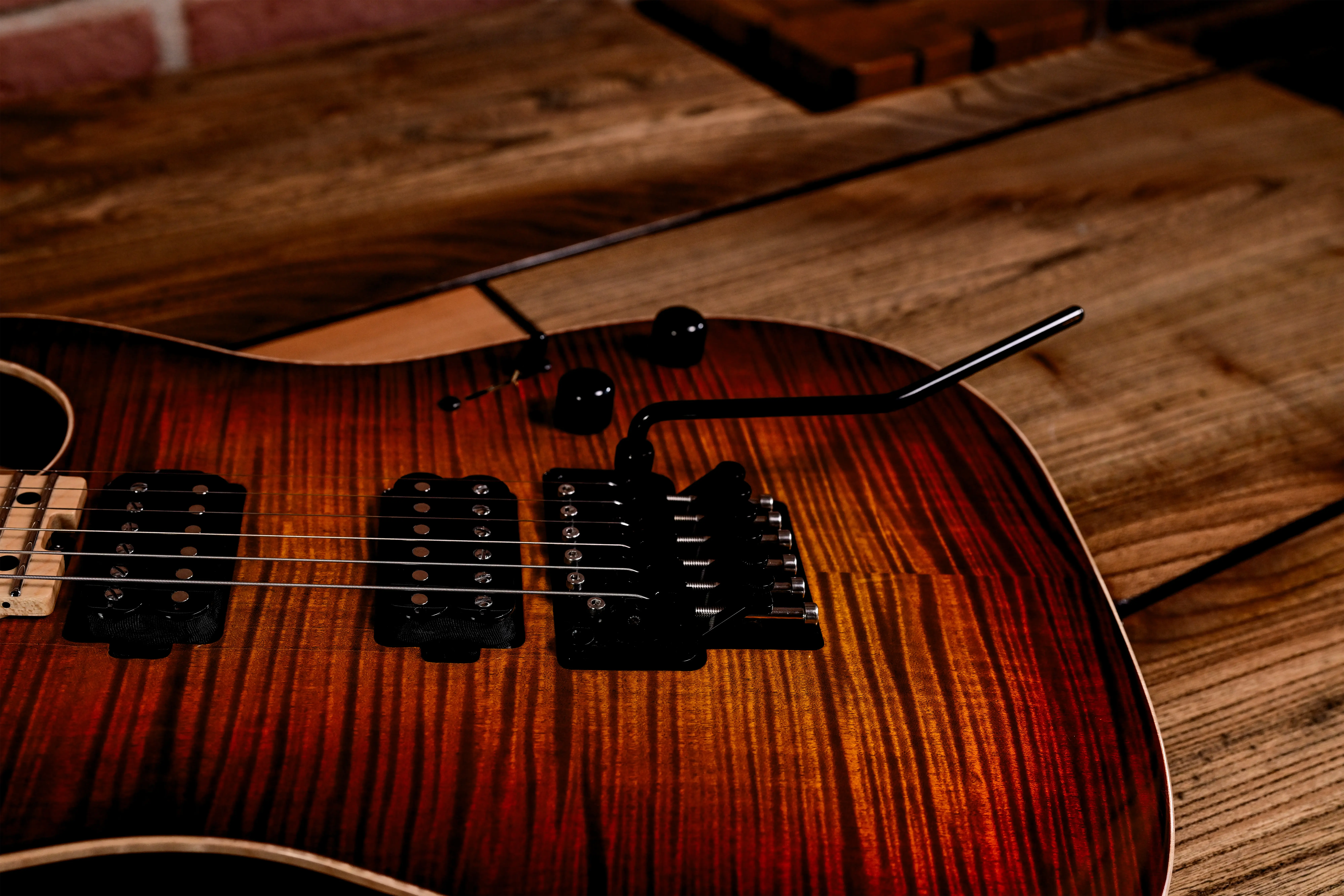 E-Gitarre, sunburst, Flamed-Maple-Decke, Humbucker, Tremolohebel