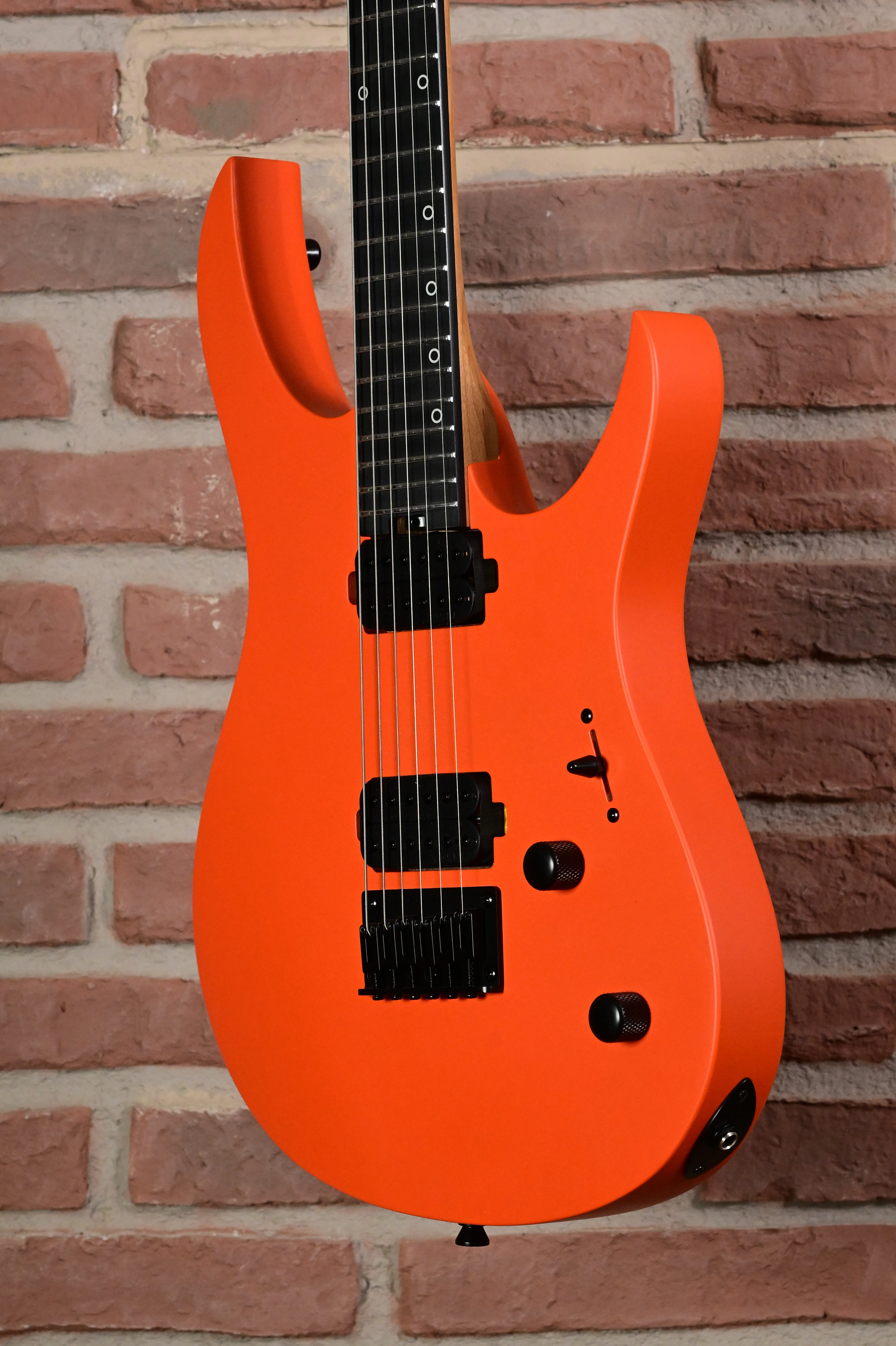 E-Gitarre, Orange, Massivkorpus, Doppelspulen-Tonabnehmer, Schwarze Hardware
