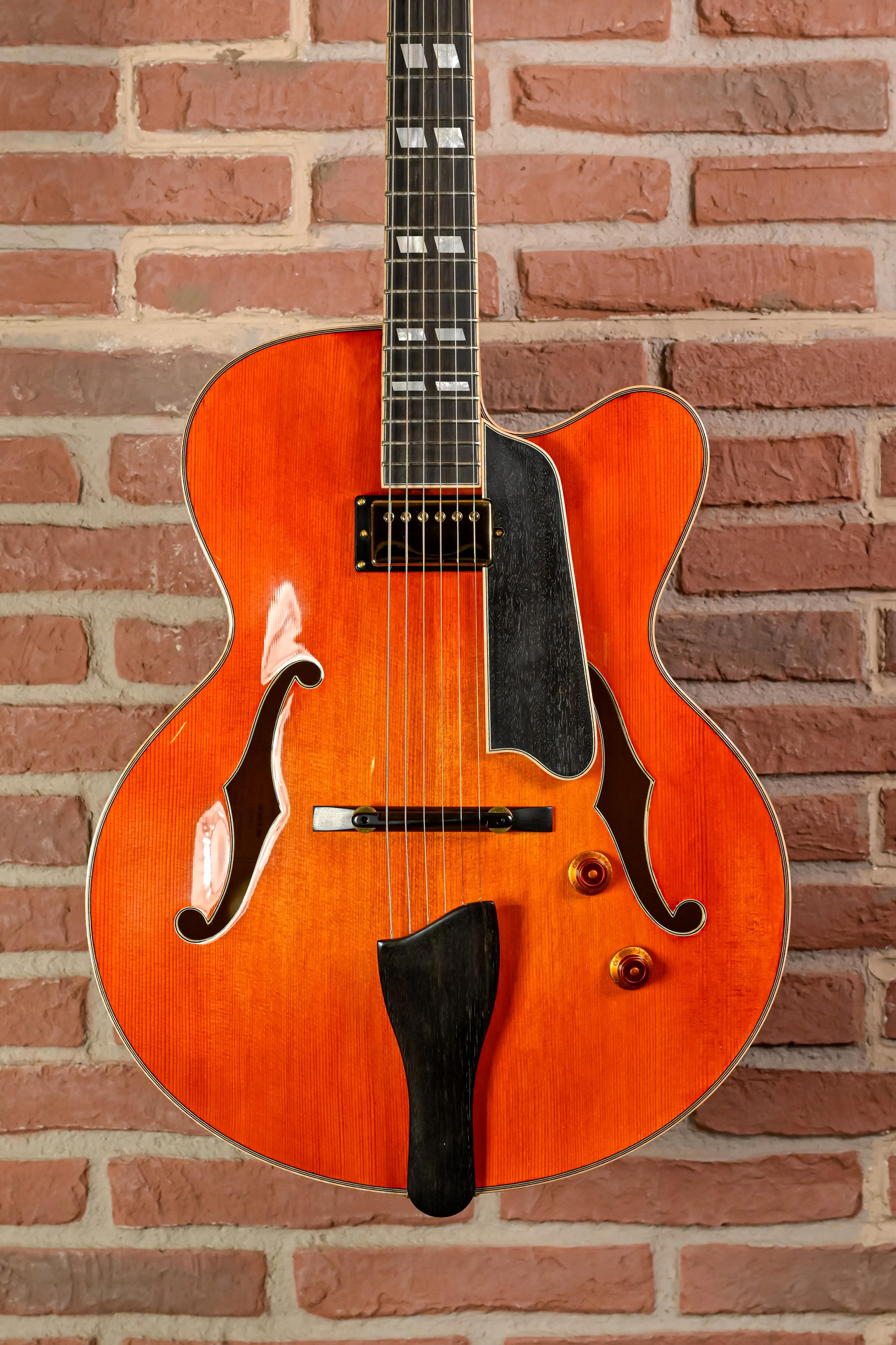 Rückansicht der Eastman AR580CE-HB mit geflammtem Ahornkorpus