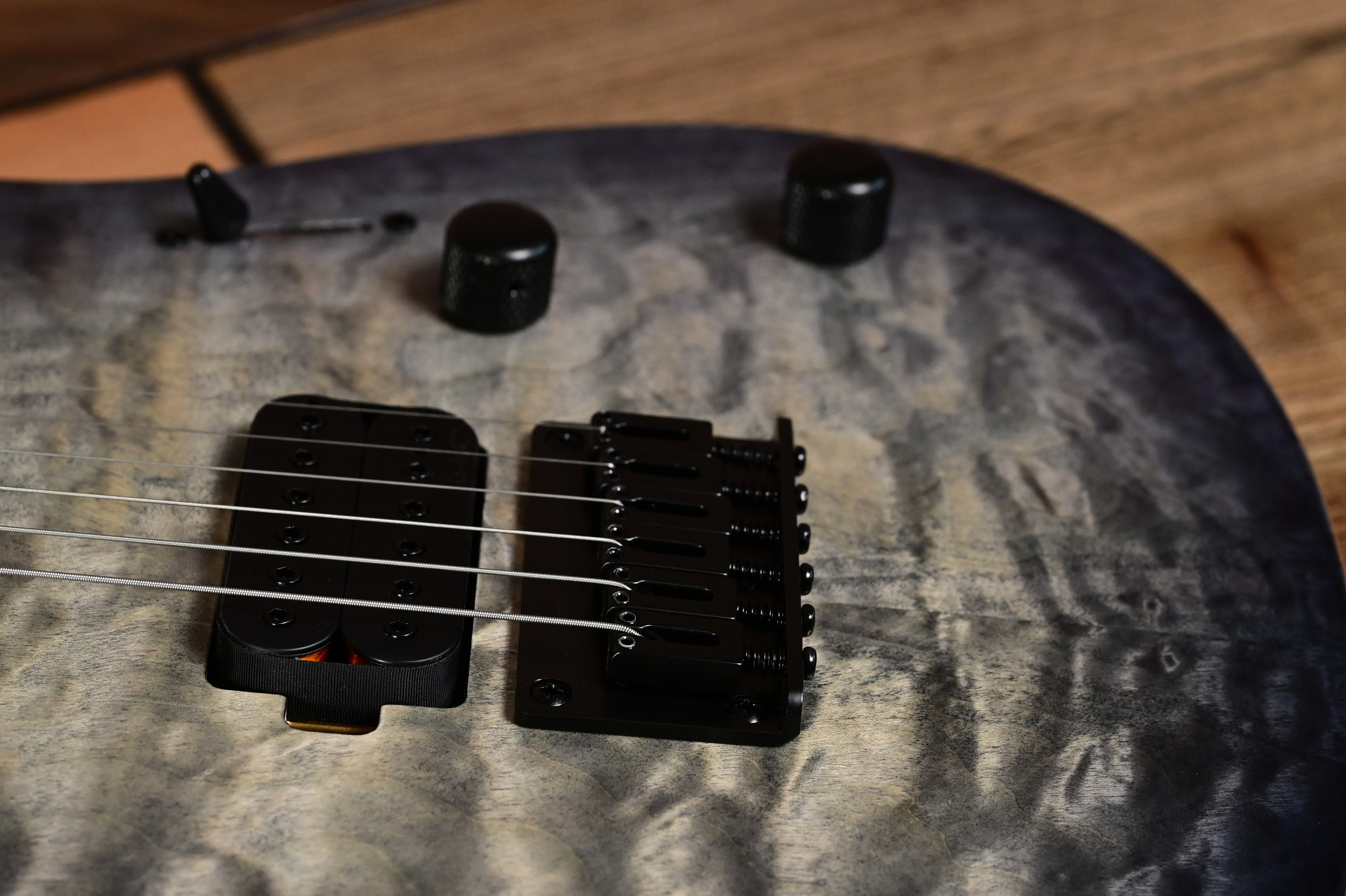 E-Gitarre, siebensaitig, graue Maserung, schwarze Tonabnehmer, Fixed-Bridge