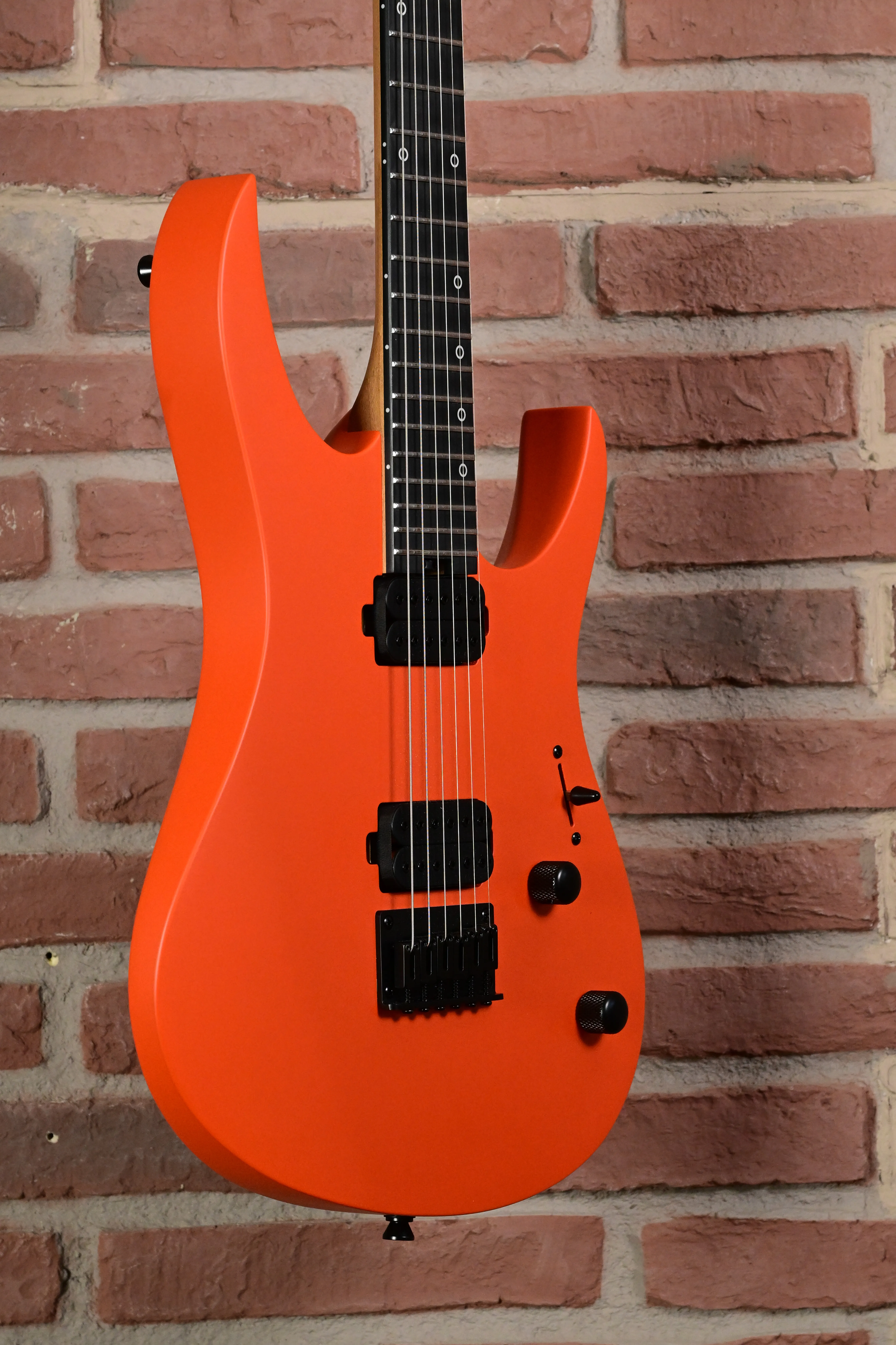 E-Gitarre, Orange, Massivholz, Doppelspulen-Tonabnehmer, Sechssaitig
