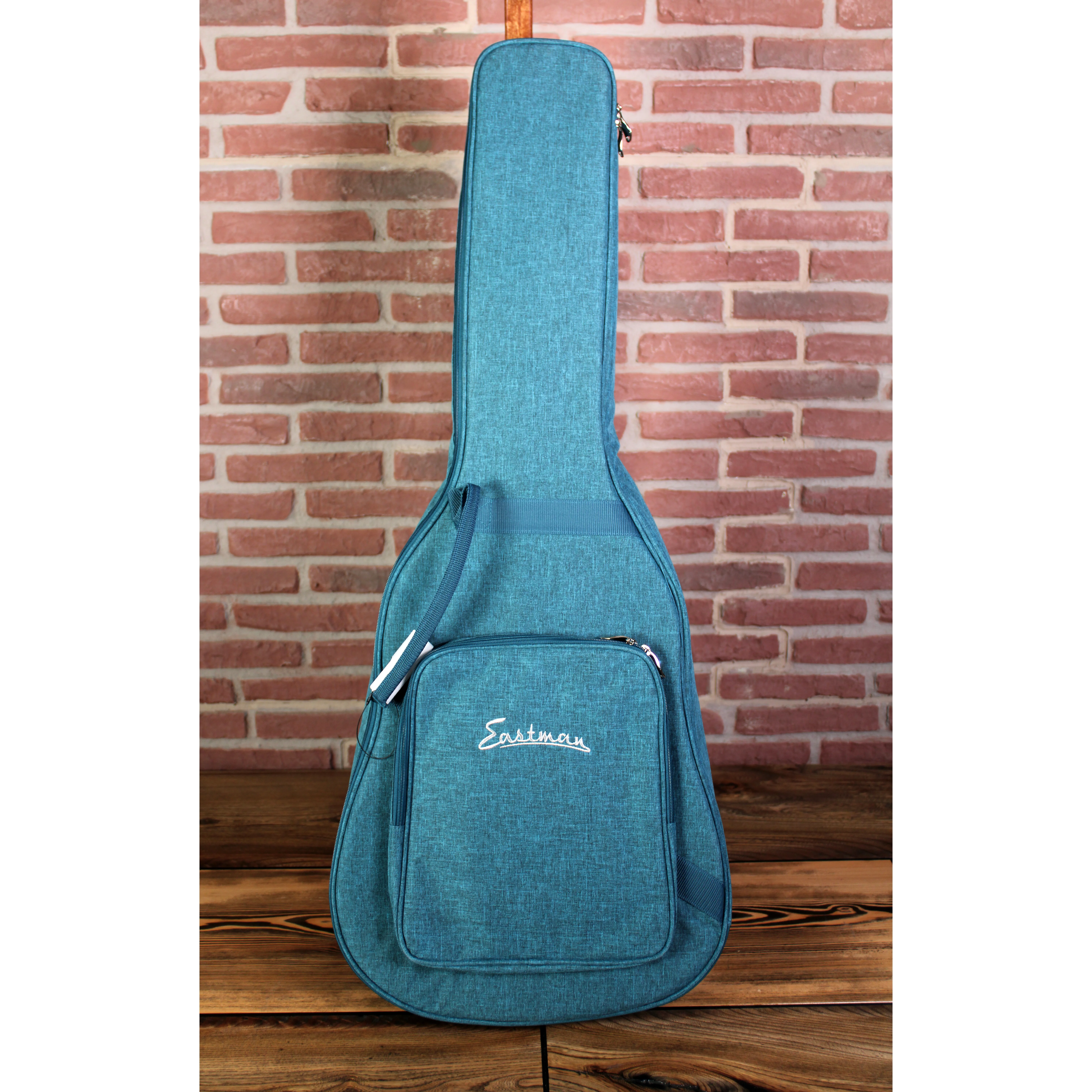 Eastman PCH1-OM-CLA Westerngitarre im Gigbag transportbereit
