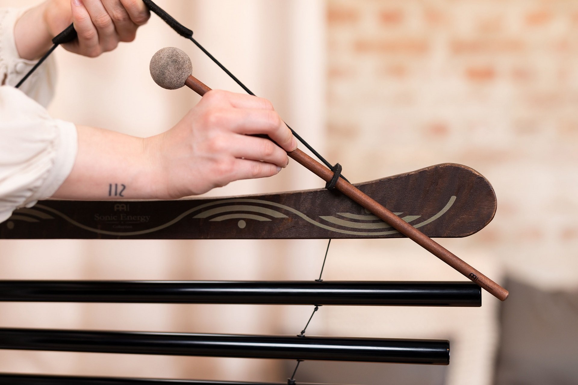 MFC10EMIBK Meditation Flow Chime, 38"/ 95cm, E Moll, Schwarz