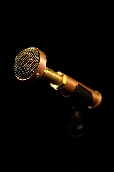 Handgefertigtes EAR Trumpet Labs Chantelle mit klassischem Metallgehäuse und flexiblem Bügel