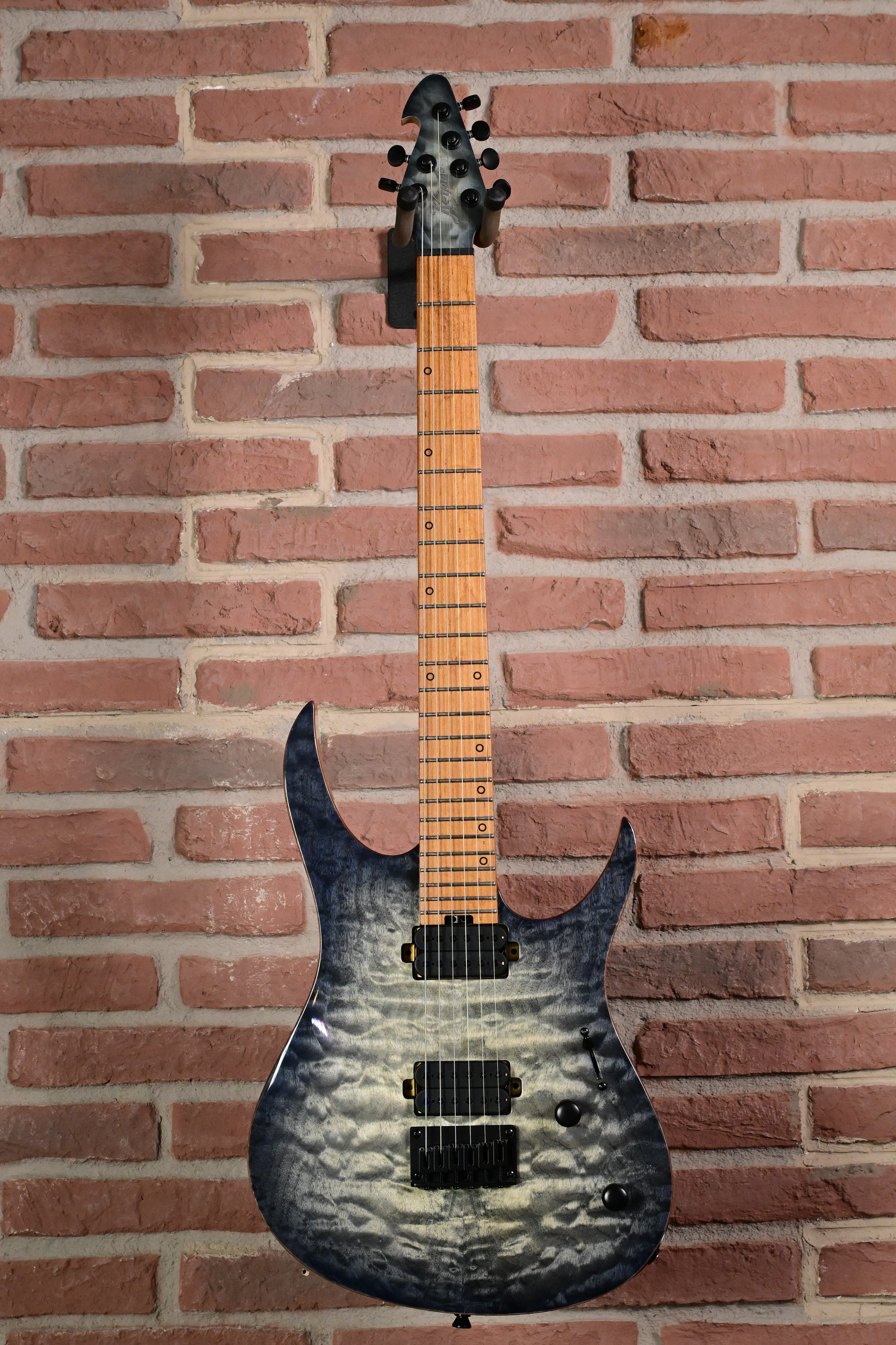 E-Gitarre, geflammte Decke, Ahornhals, schwarze Hardware, Doppelspulen-Tonabnehmer