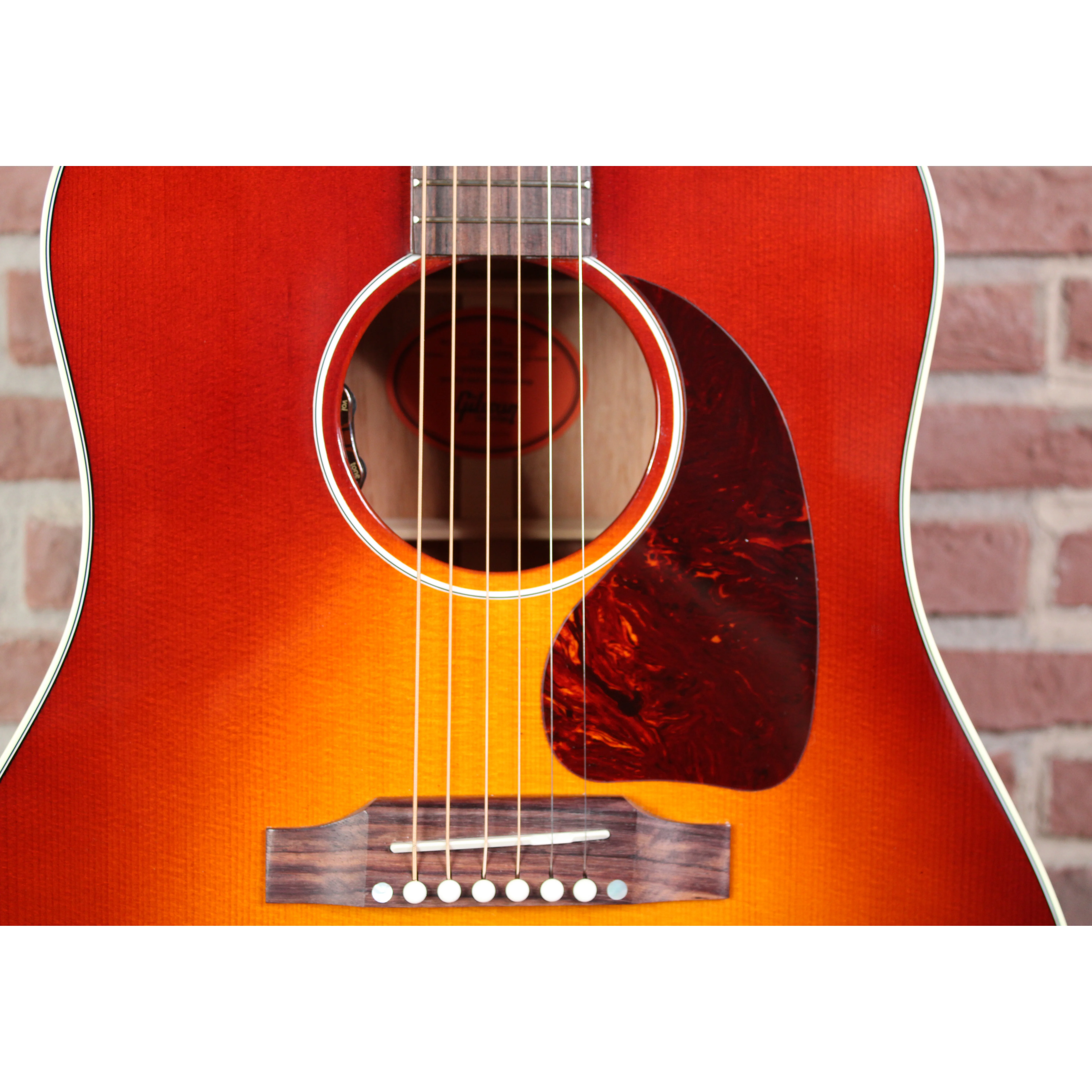 Gibson J-45 Standard Custom Shop Autumnburst Gloss Limited Detailansicht der Brücke und Stegeinlage