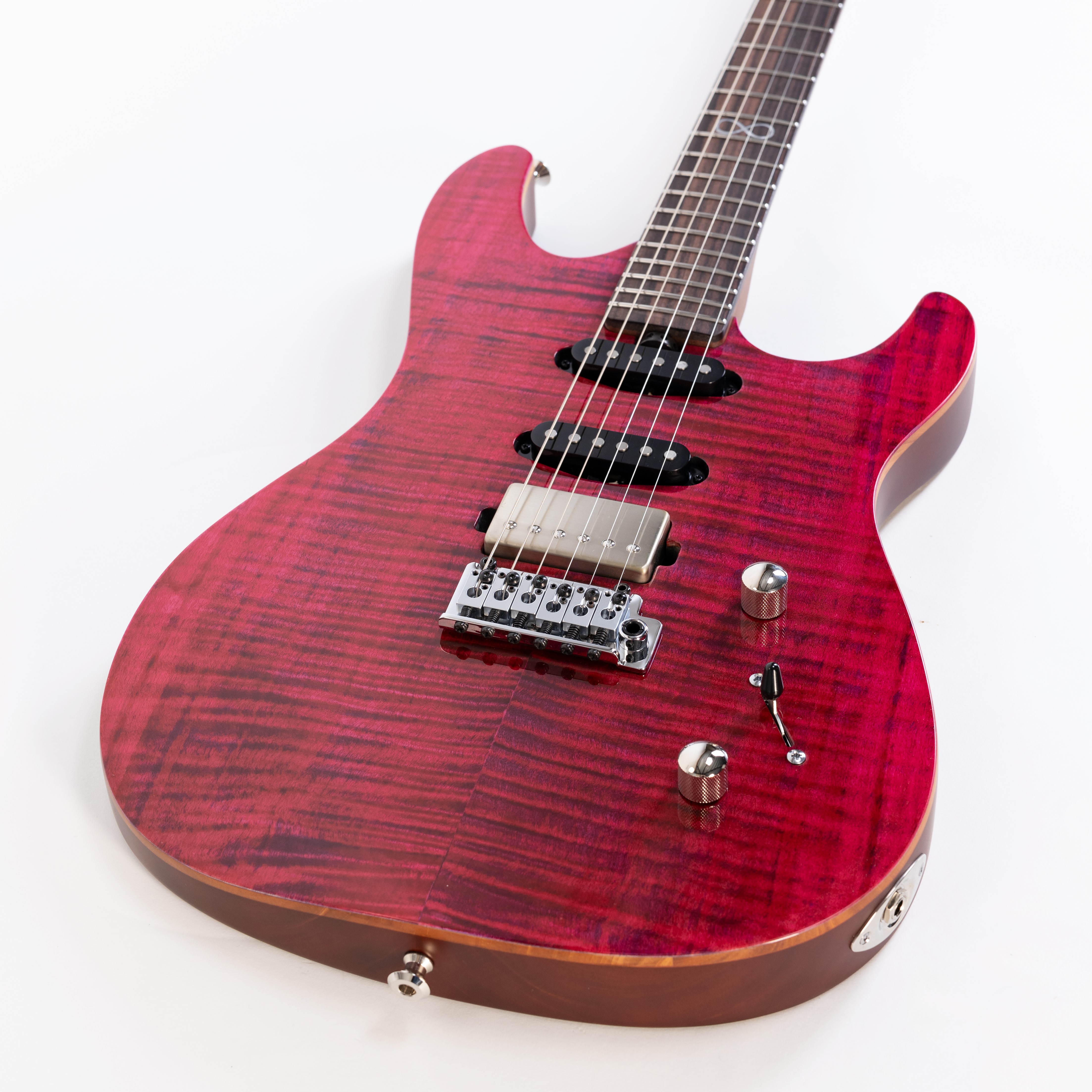 E-Gitarre, Burgunderrot, Flamed-Maple-Decke, Humbucker, Single-Coil-Tonabnehmer