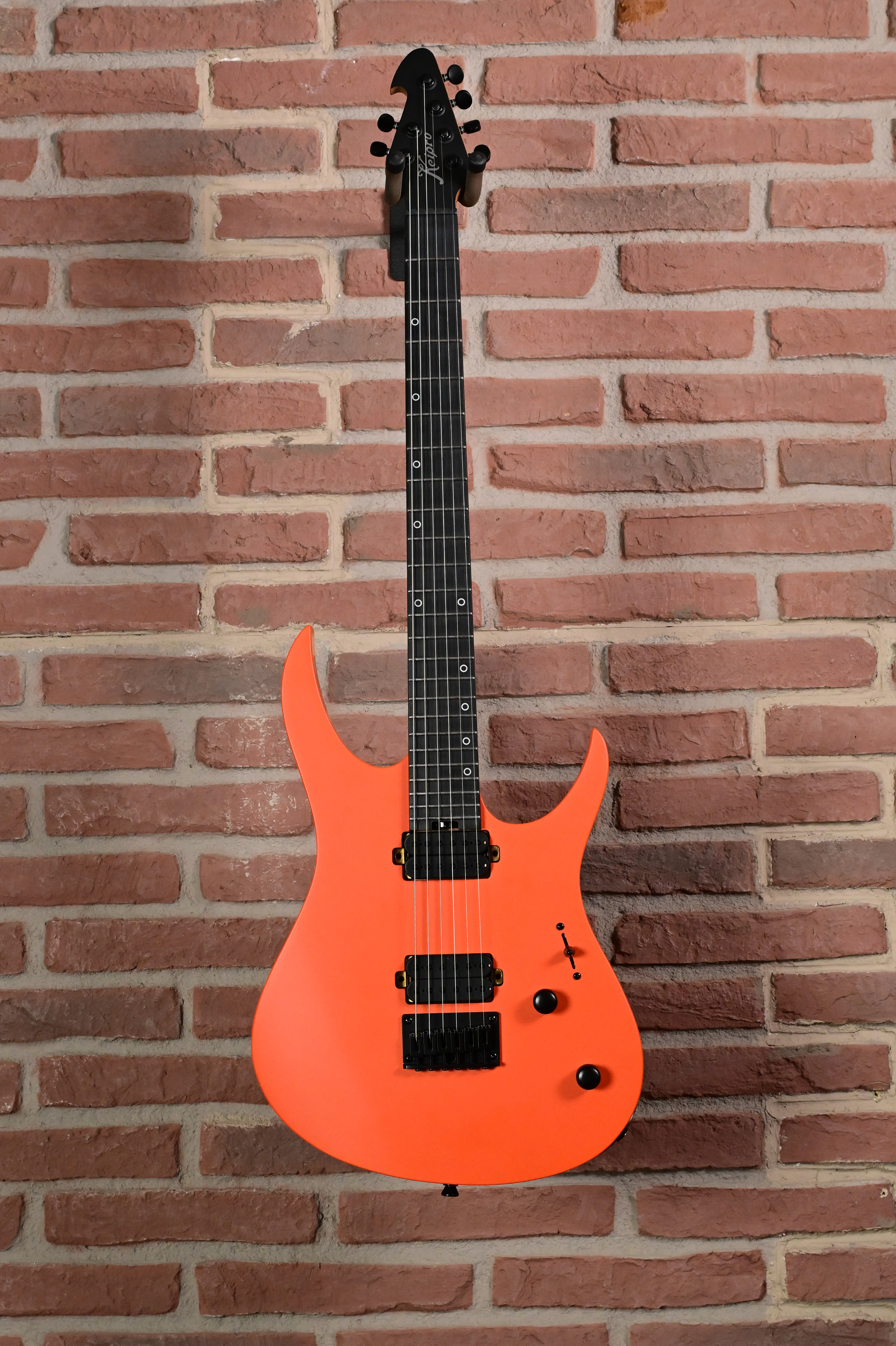 E-Gitarre, Neonorange, Einteiliger Korpus, Schwarze Hardware, Sechssaitig