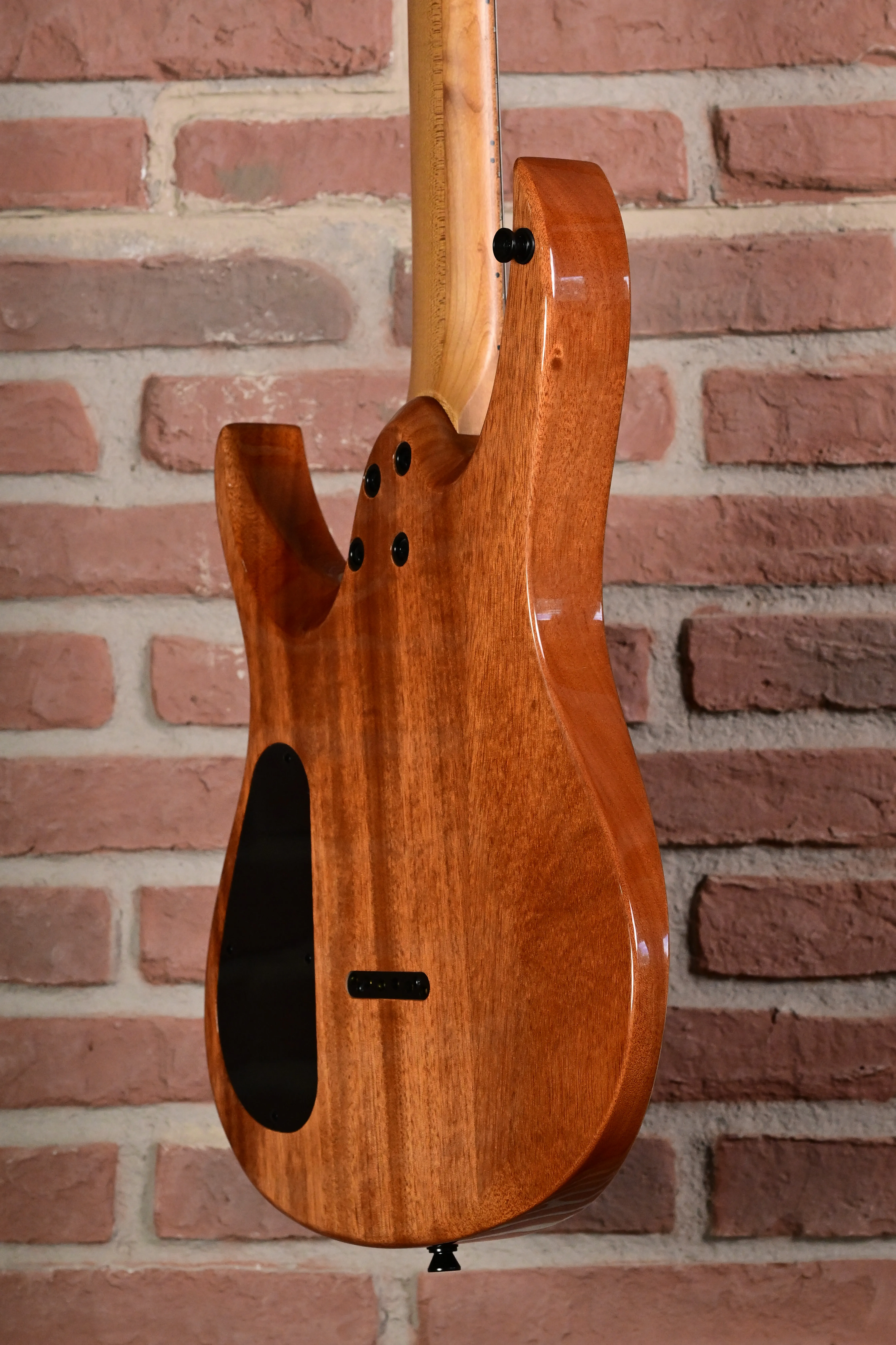 E-Gitarre, Massivholzkorpus, Naturholz, Braune Lackierung, Eingelassene Elektronik