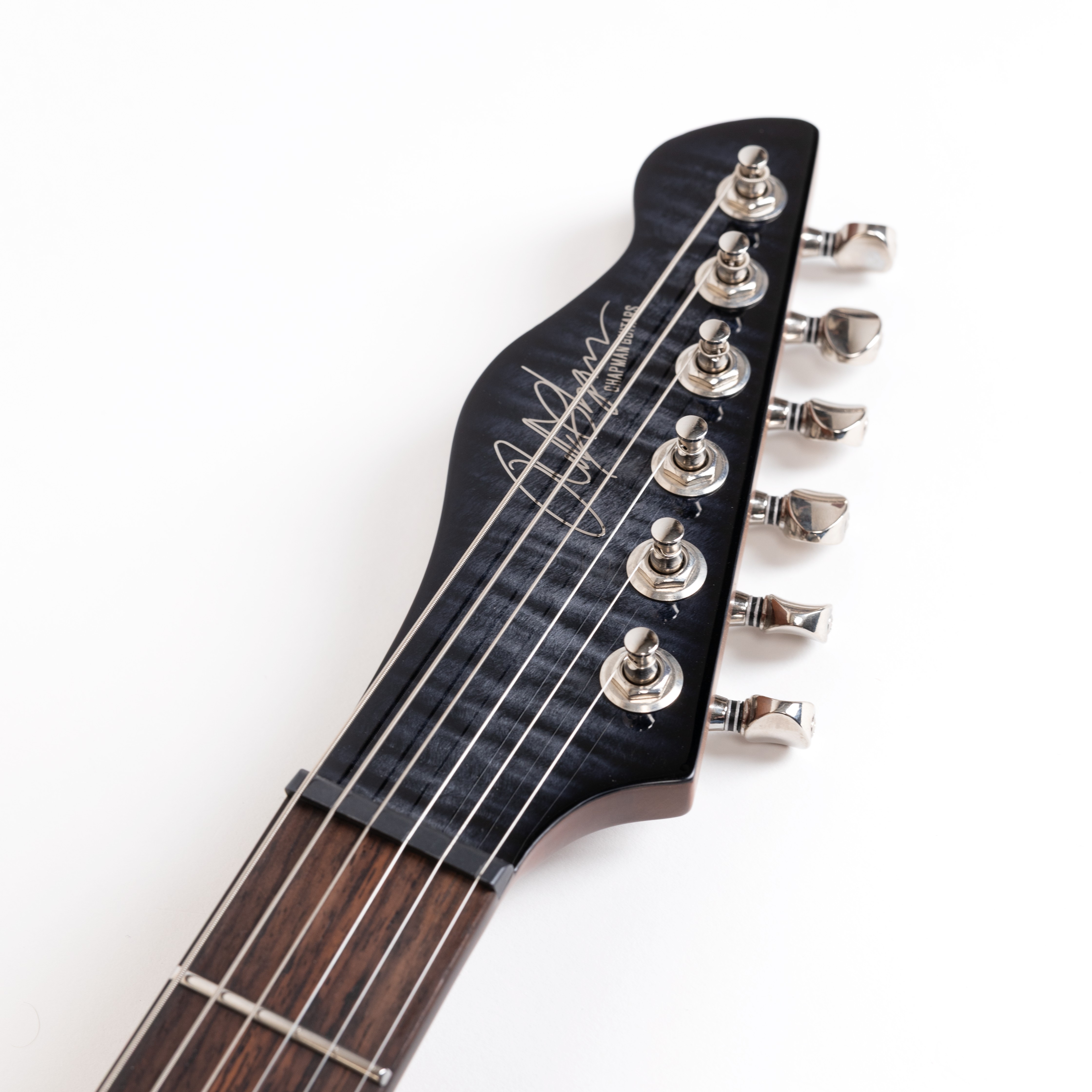 E-Gitarren-Kopfplatte, schwarzes Holz, sechs Saiten, Chrom-Mechaniken, Signatur