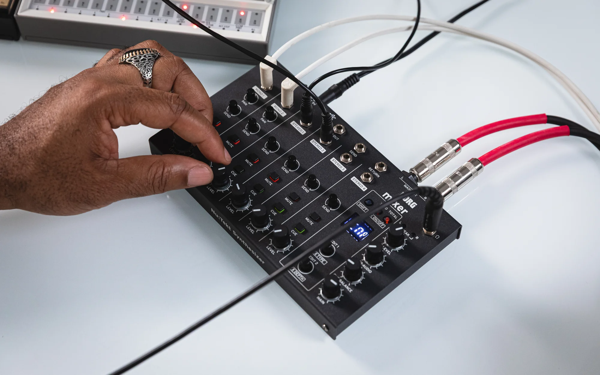Korg NTS-4 Bedienung mit dem Finger auf dem Kaoss Pad