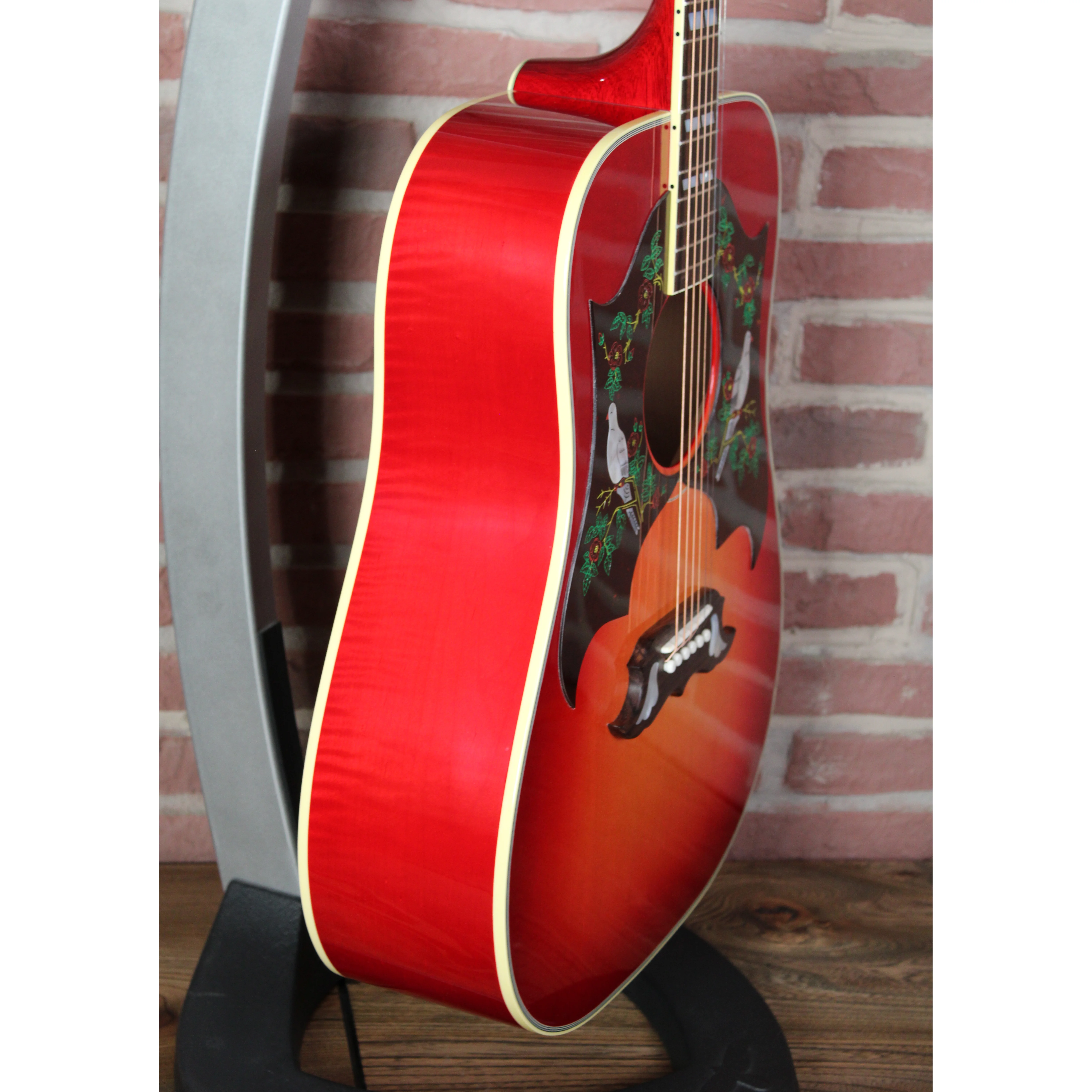 Gibson Custom M2M Dove – Double Pickguard, Vintage Cherry Sunburst Dreiviertelansicht: ¾ Perspektive