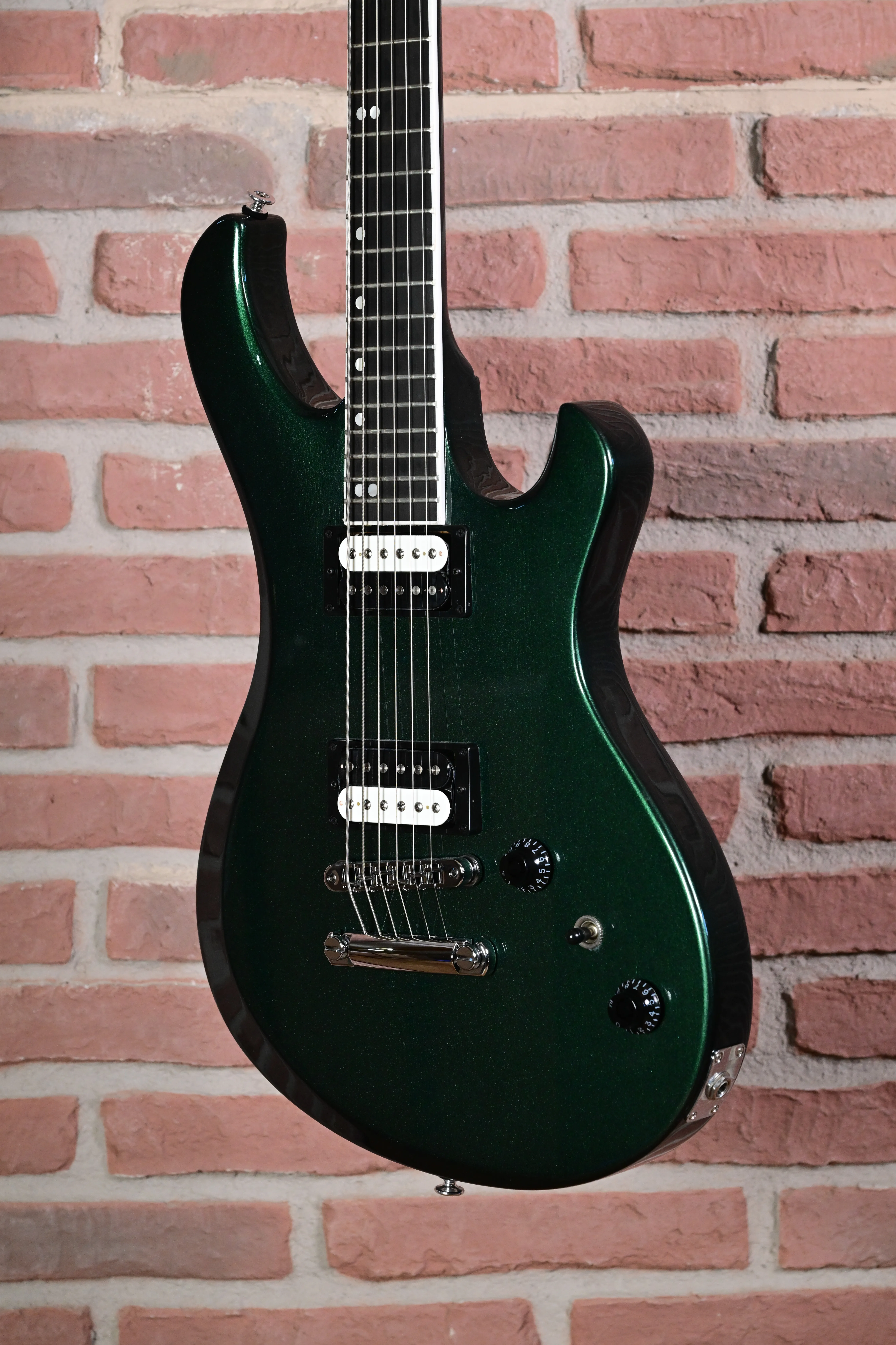 E-Gitarre, dunkelgrün, Metallic-Lackierung, Doppelspulen-Tonabnehmer, massiver Korpus