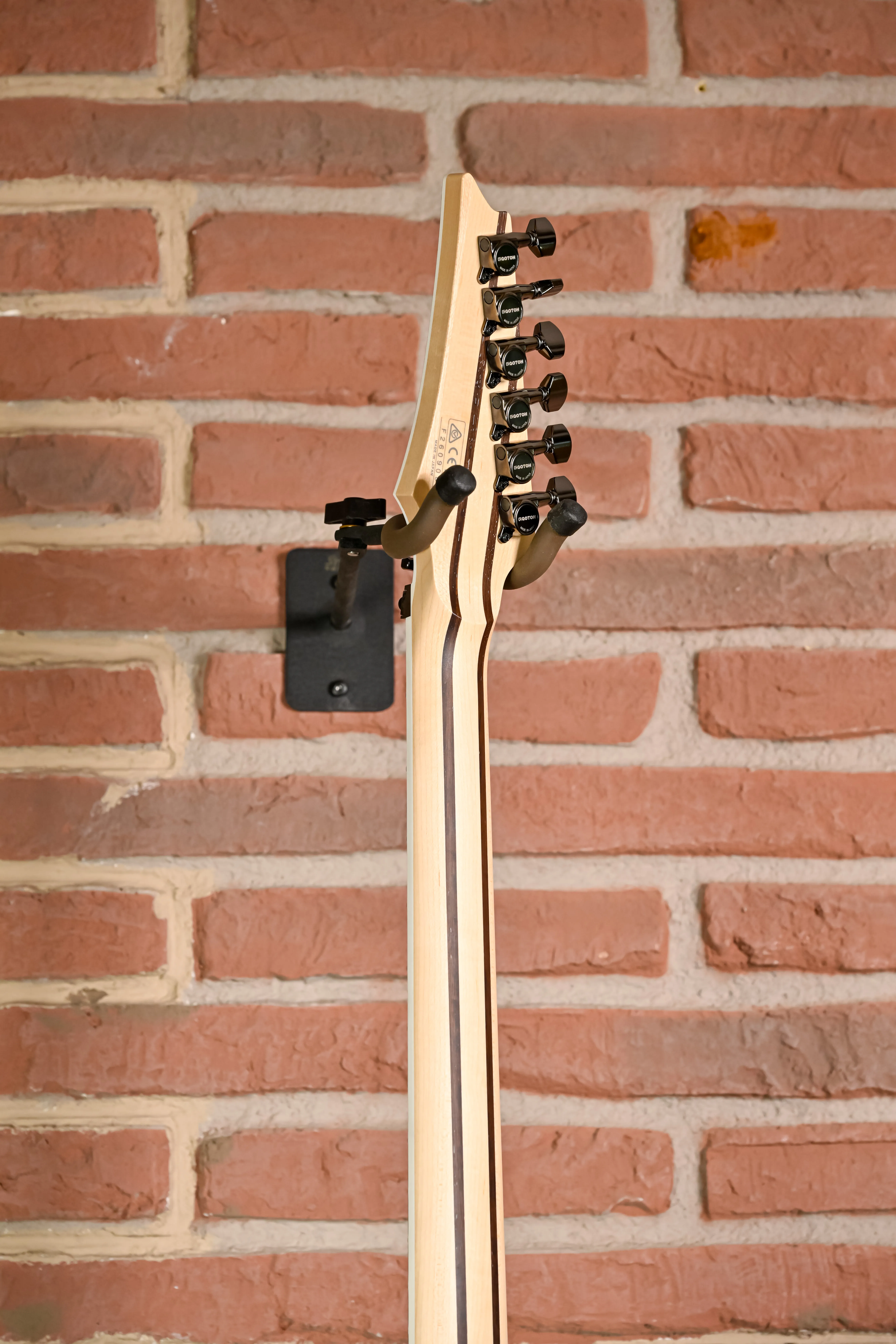 Ibanez RG5320R-CSW Prestige Kopf Rückseite mit Schrauben der Mechaniken