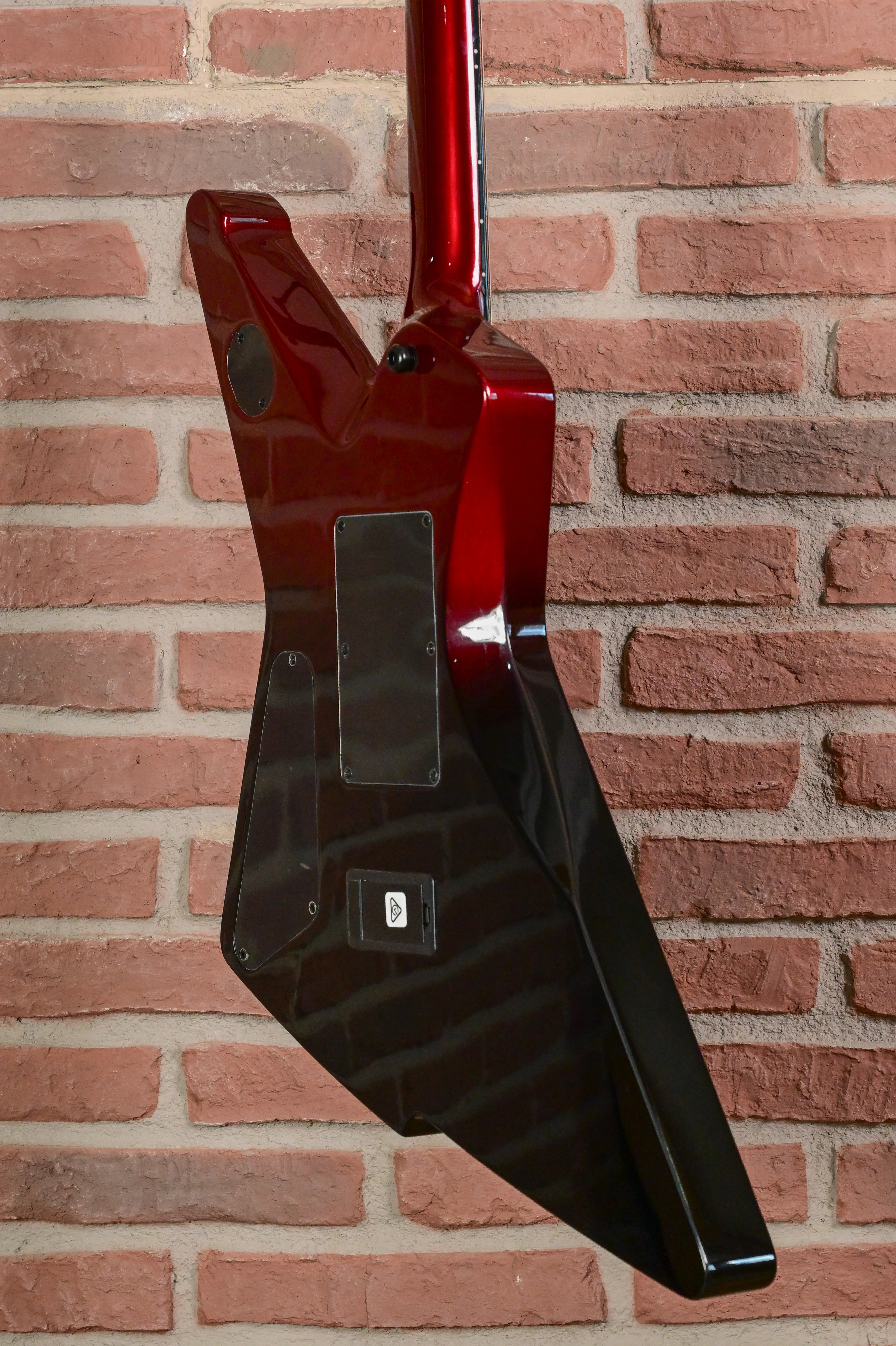 E-Gitarre, glänzend, rot-schwarz, massiver Korpus, spitze Form