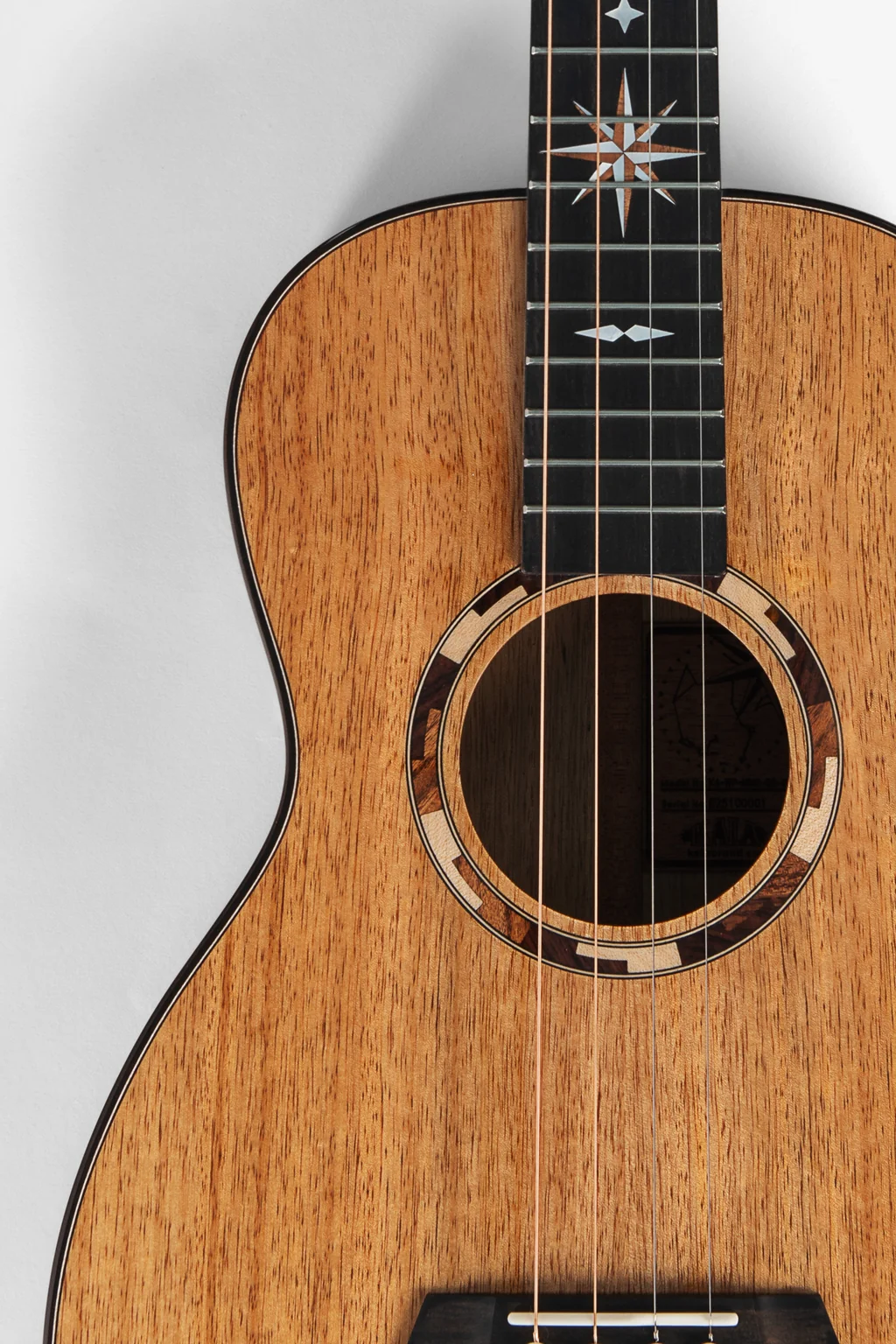 Waypoint Golden Mango Grand Baritone mit EQ und Hardcase