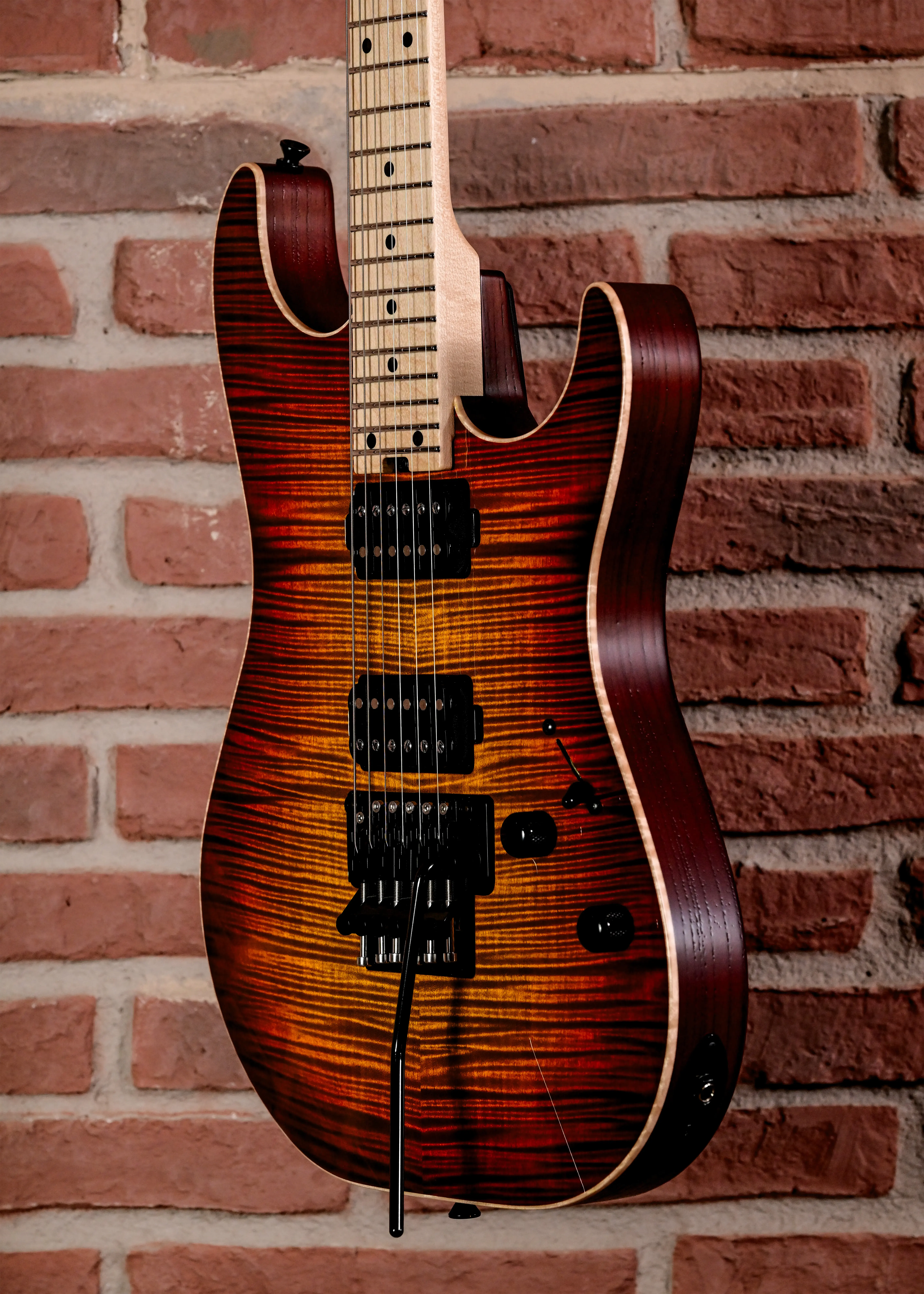 E-Gitarre, Flammenahorn-Decke, Sonnenschliff, Ahornhals, Tremolo