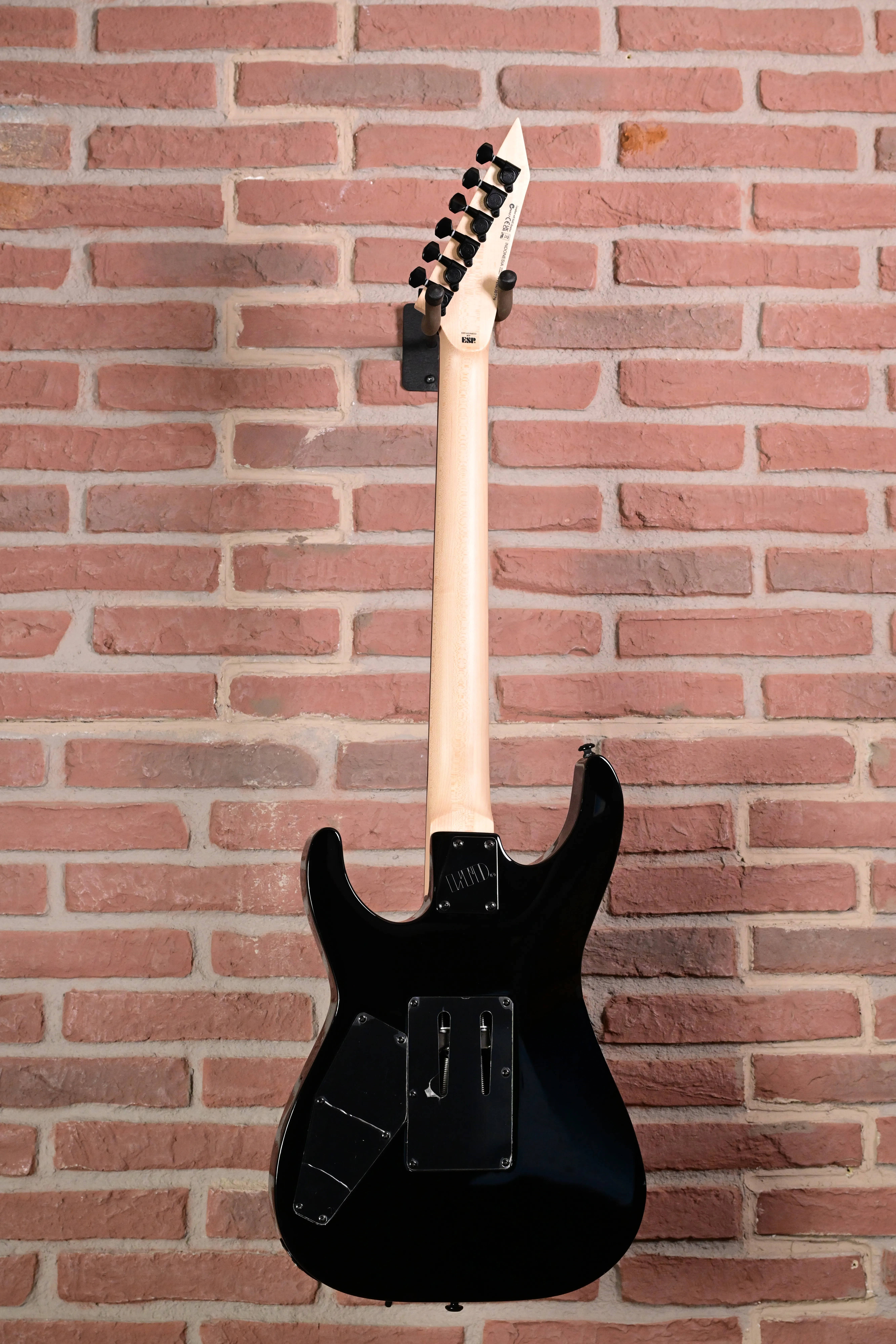 E-Gitarre, schwarzer Korpus, Ahornhals, sechssaitig, Solidbody