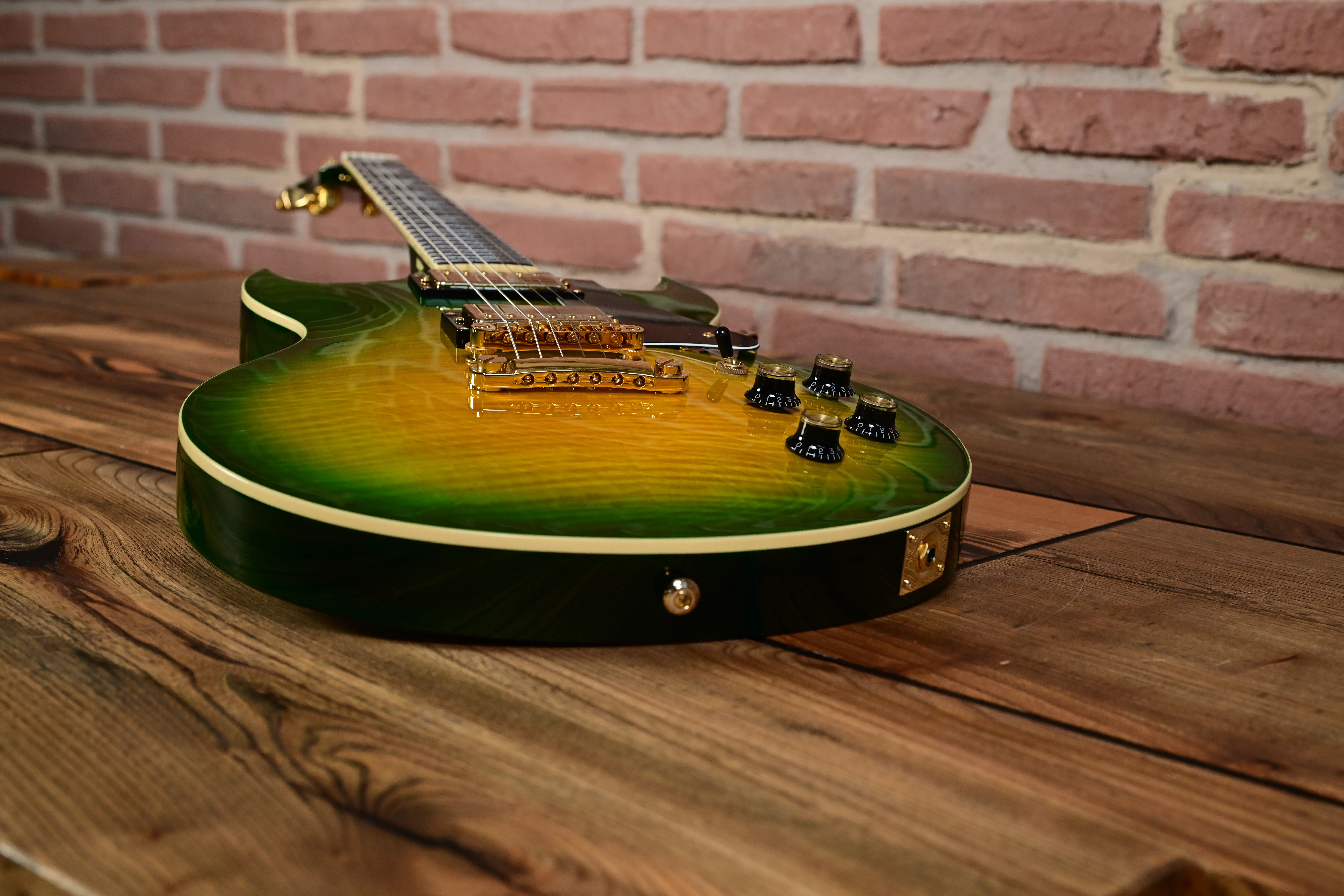 E-Gitarre, Grün-gelber Farbverlauf, Massivkorpus, Goldene Hardware, Doppelspulen-Tonabnehmer