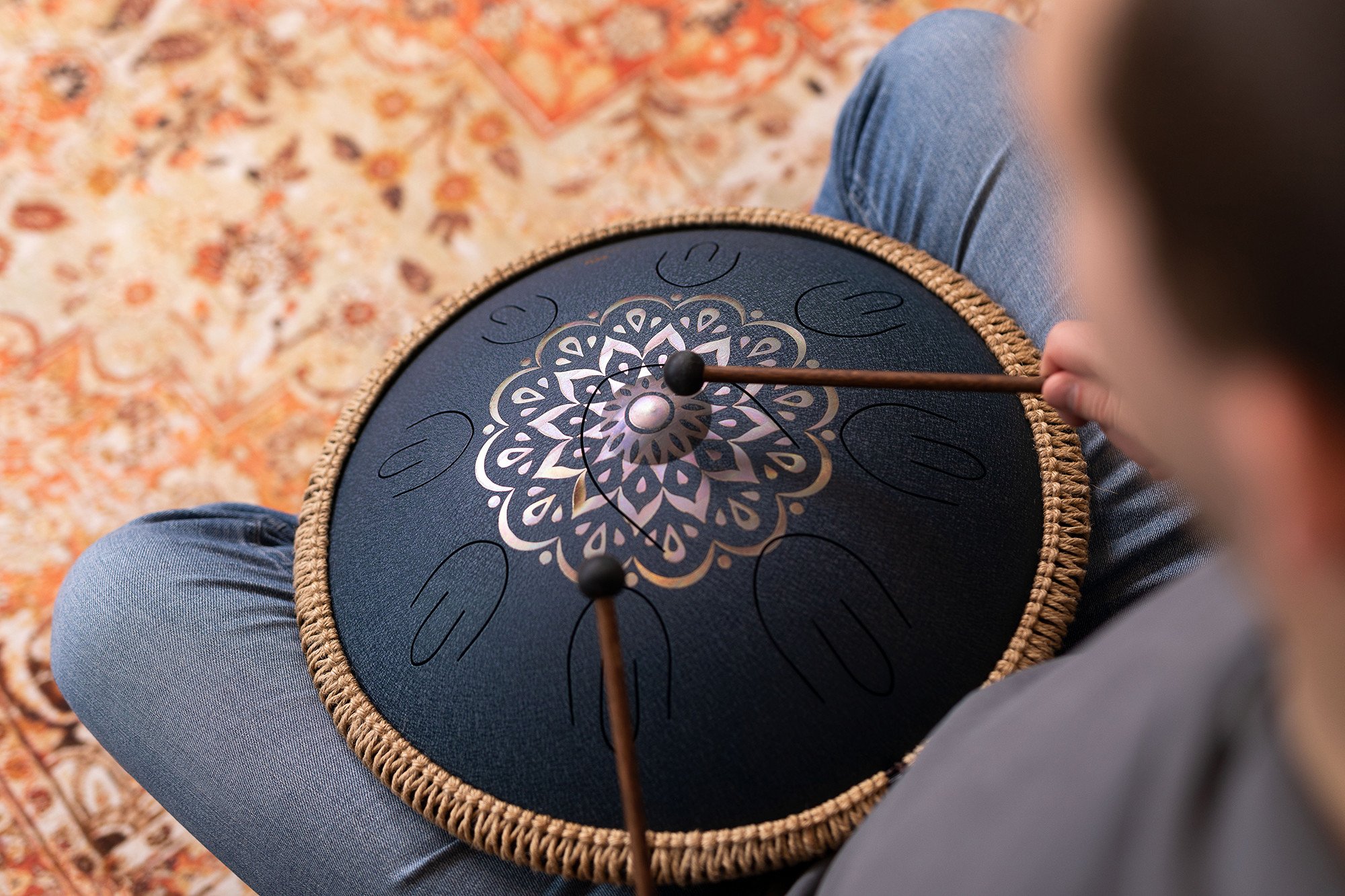 OSTD2NBE Octave Steel Tongue Drum Marineblau Blumendesign D Amara 9 Töne 440 Hz