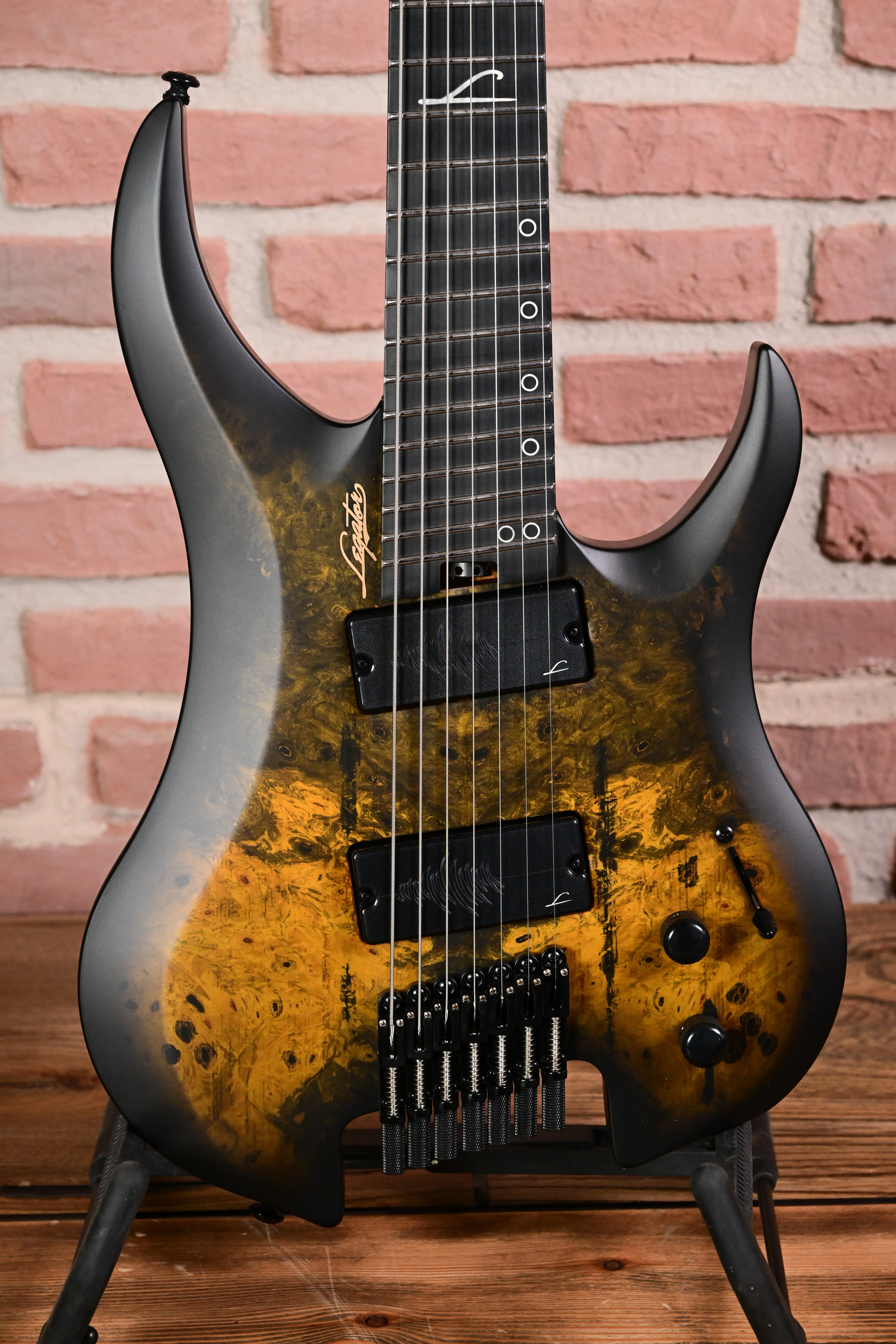 E-Gitarre, Sechssaiter, Doppelspulen-Tonabnehmer, Tremolo-System, Bernsteinfarbenes Wurzelholz