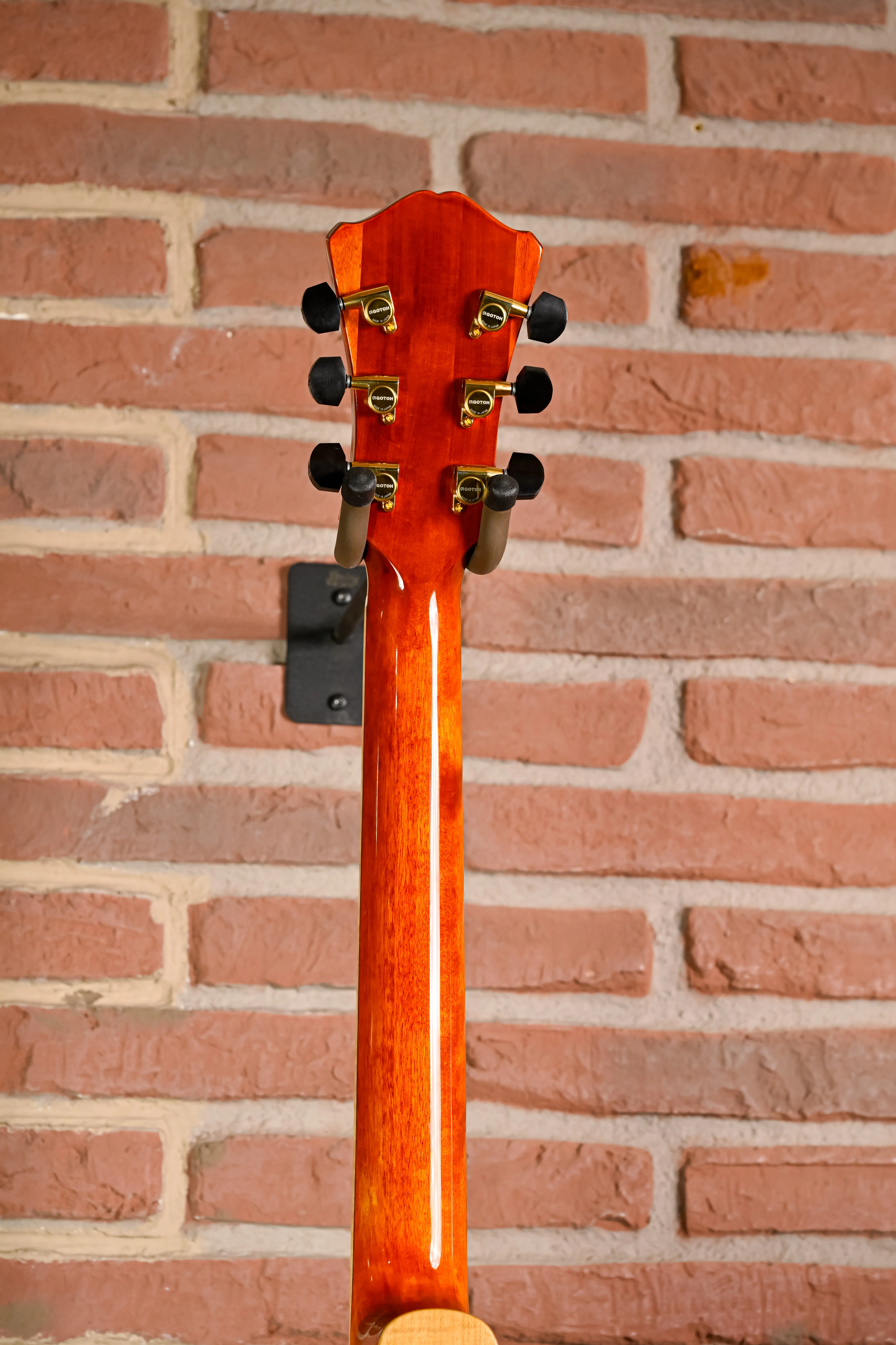 Eastman AR580CE-HB handcrafted with Truetone gloss finish in elegant Honeyburst 