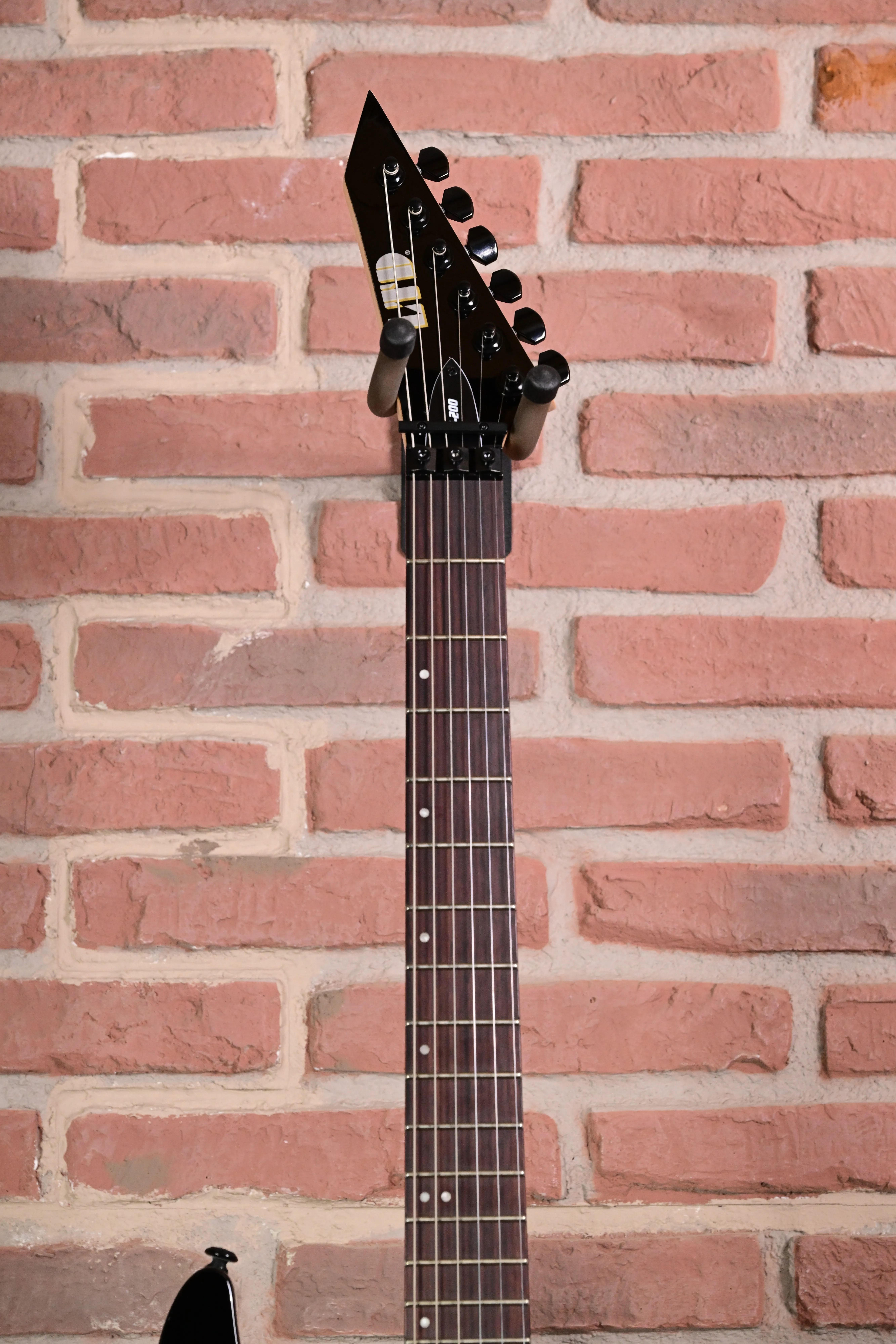 E-Gitarre, schwarzer Kopf, dunkles Griffbrett, Punktmarkierungen, sechs Saiten