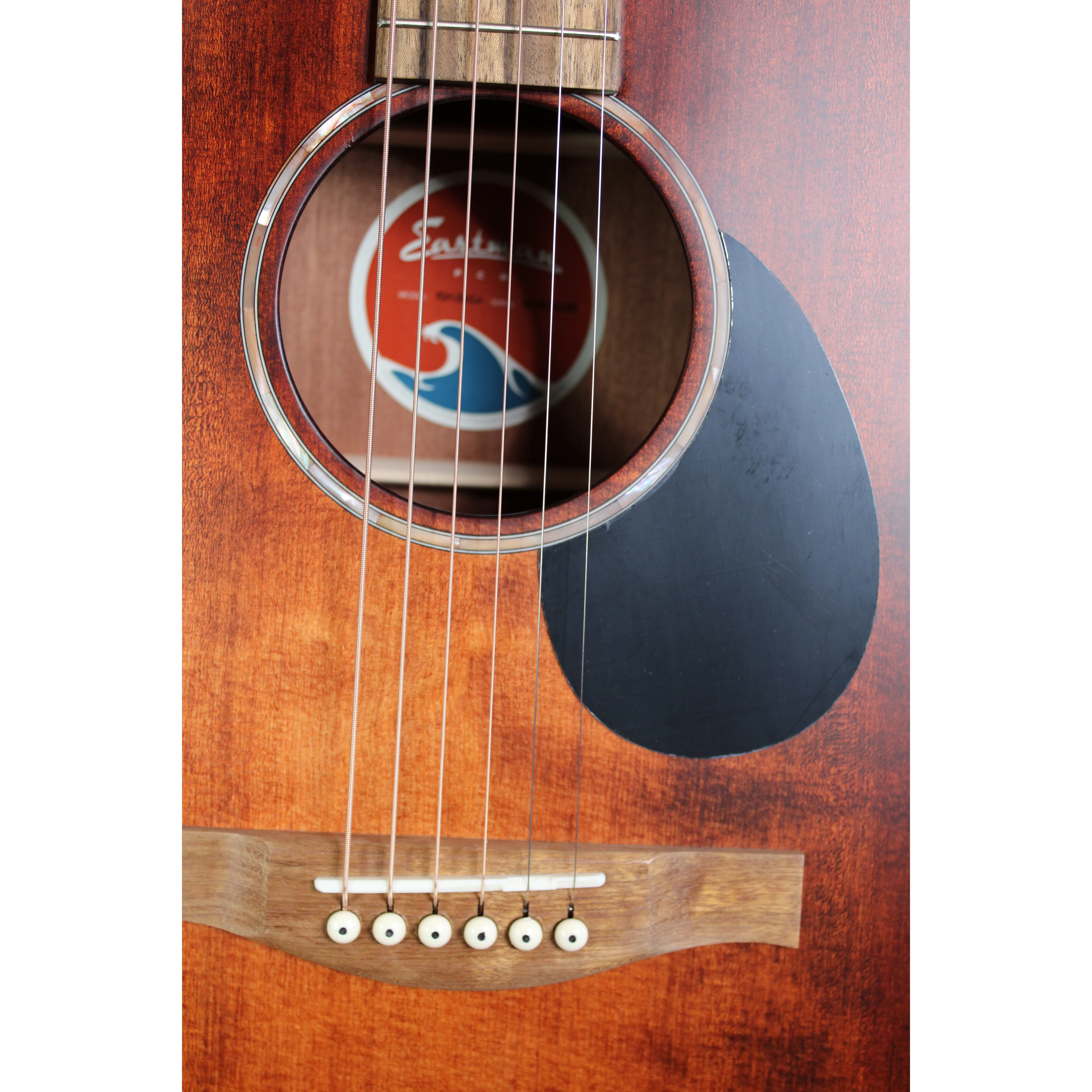 Eastman PCH1-OM-CLA Westerngitarre X-Bracing Innenstruktur Ansicht