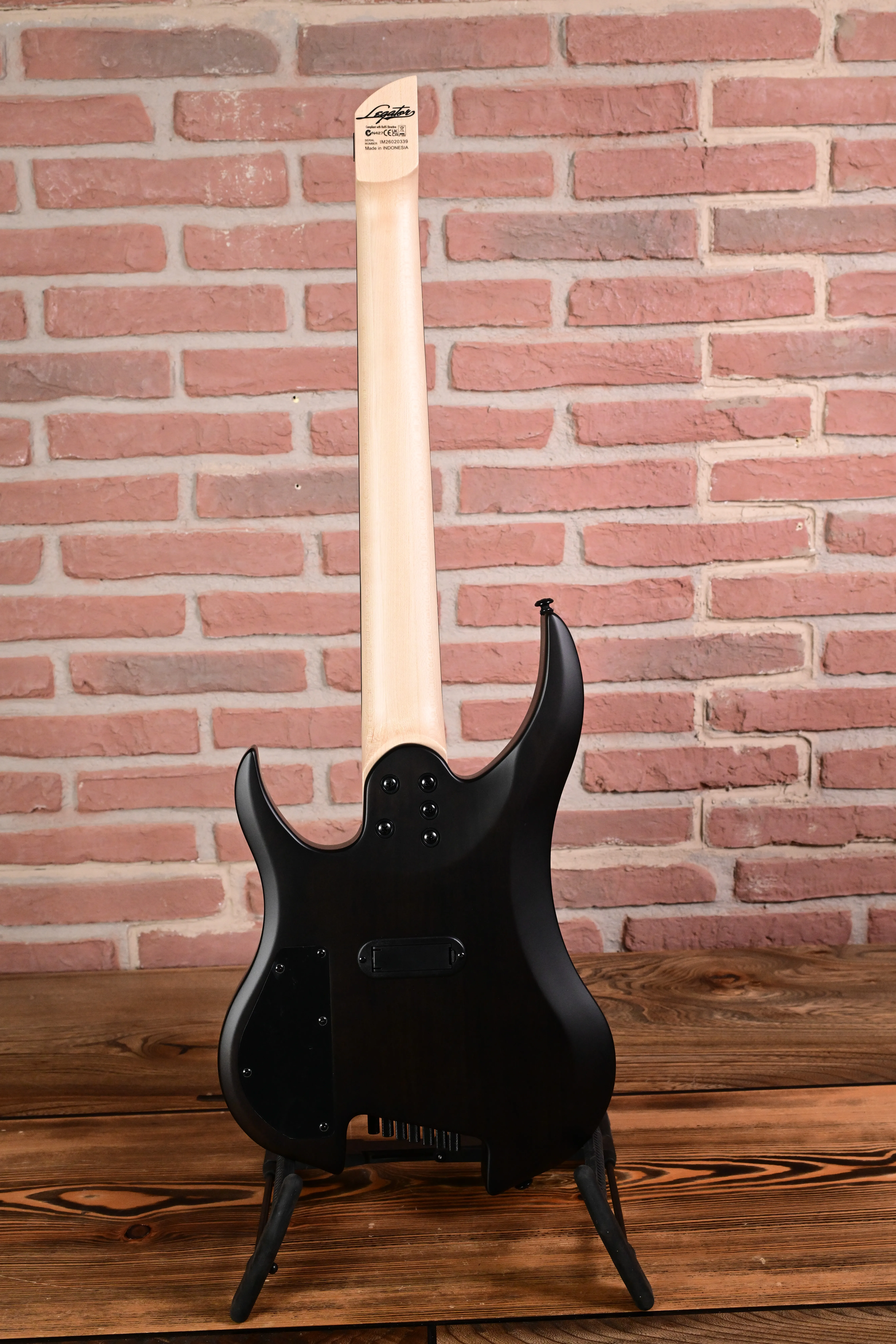 E-Gitarre, schwarzer Korpus, Ahornhals, Solidbody, spitze Cutaways