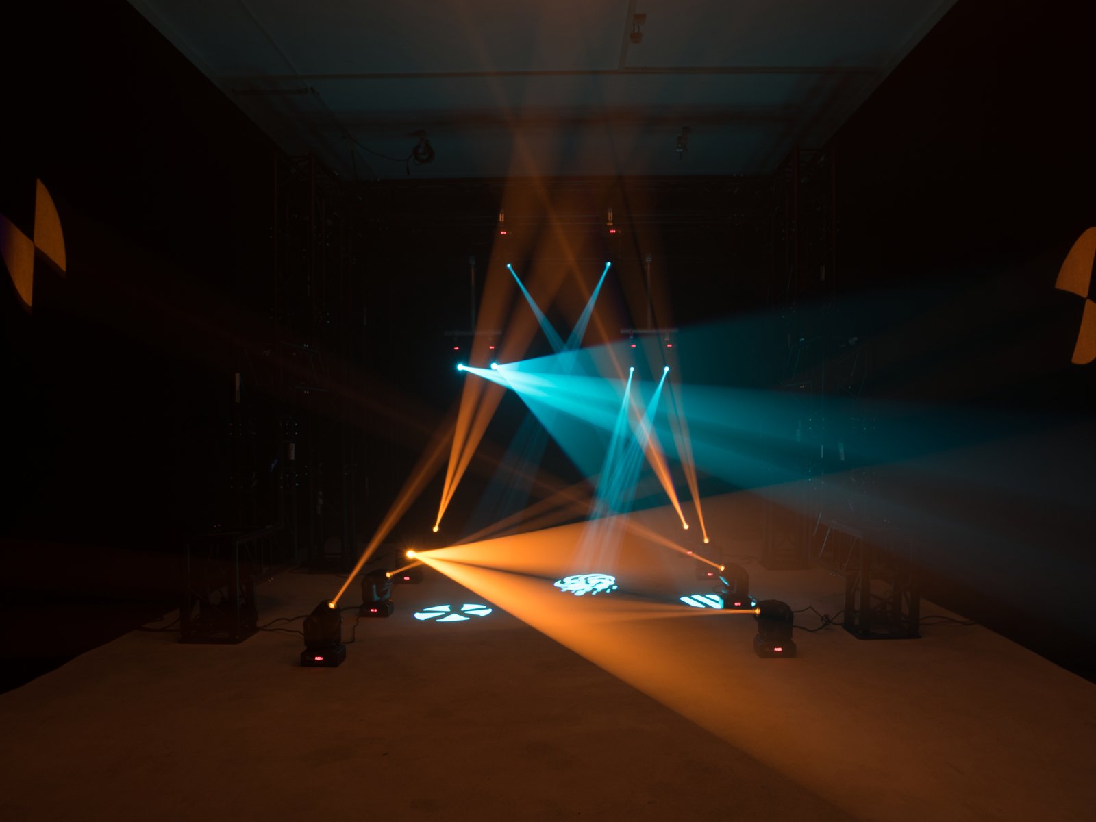LED TMH-S30 Moving-Head Spot