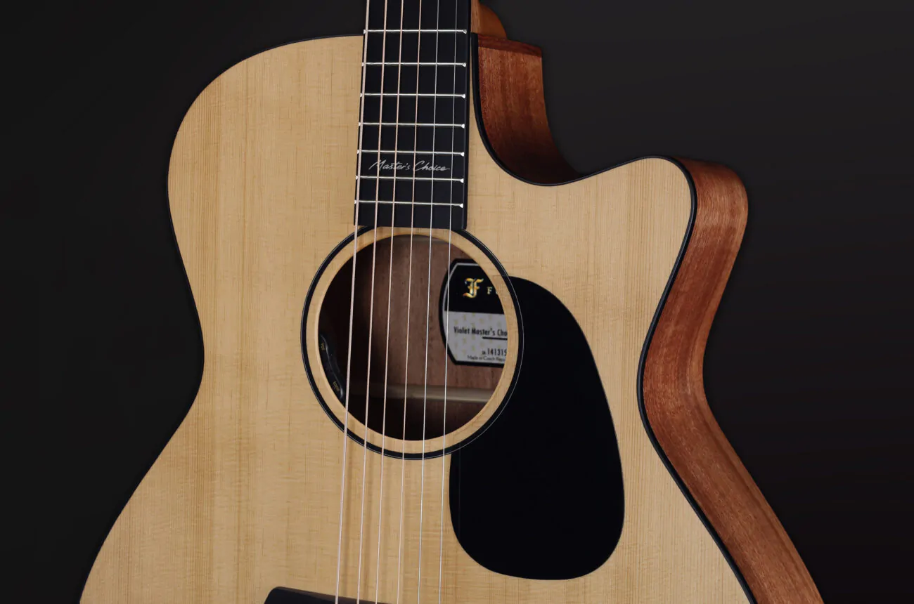 Akustikgitarre, Stahlsaiten, helle Holzdecke, braune Zargen, Cutaway
