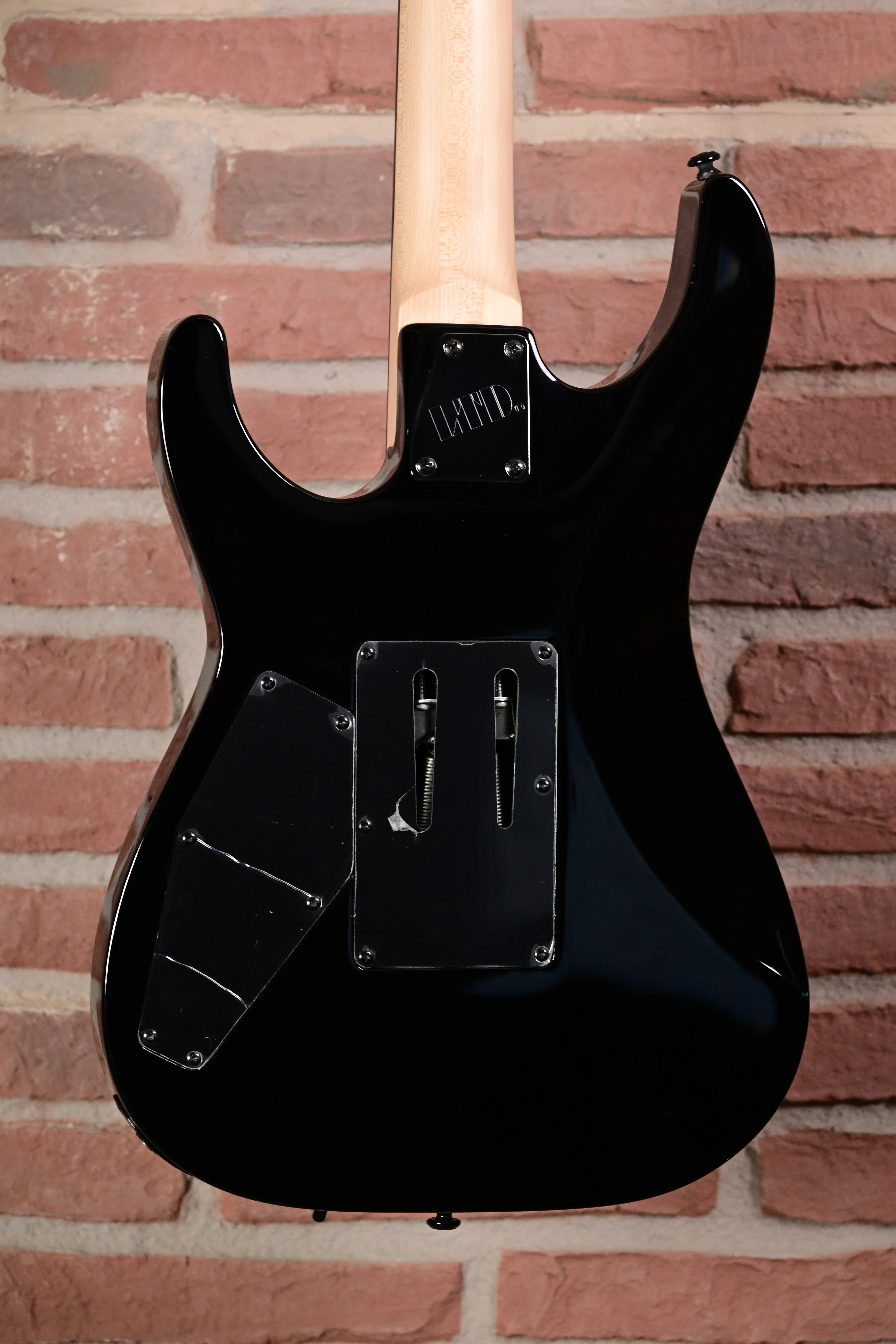 E-Gitarre, schwarzer Korpus, Ahornhals, Solidbody, verschraubter Hals
