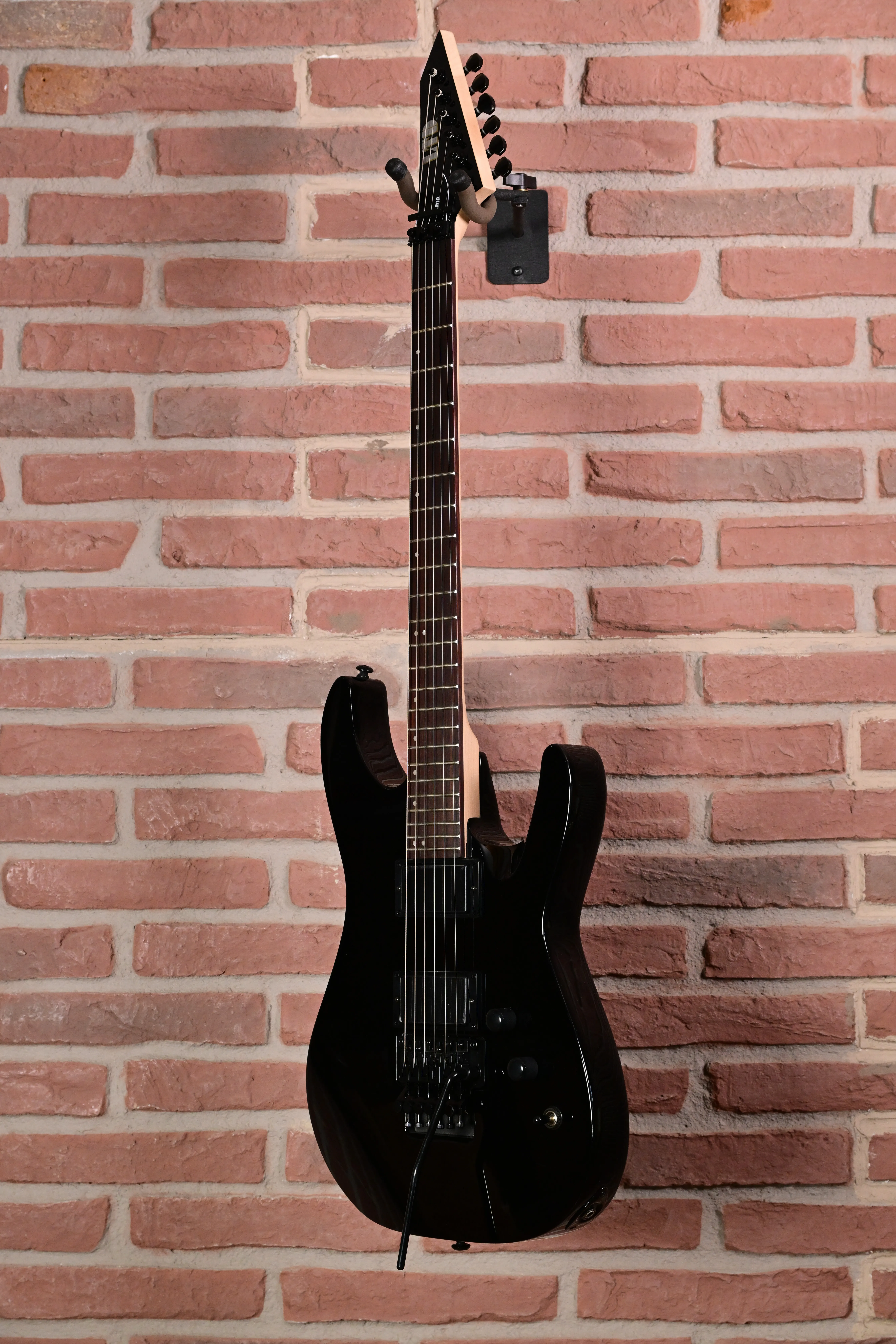 E-Gitarre, schwarzer Korpus, Massivkorpus, sechs Saiten, Doppelspulen-Tonabnehmer