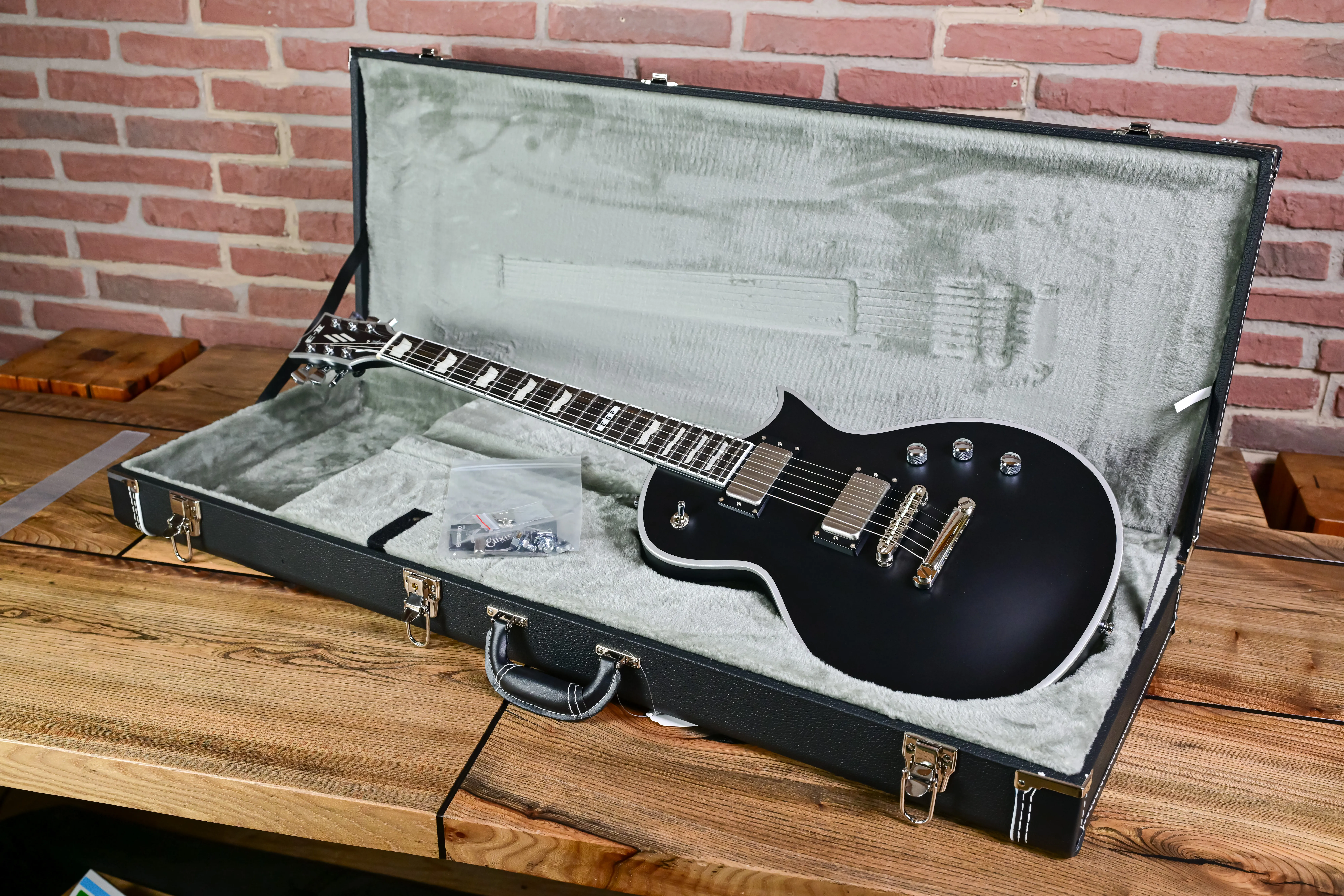 ESP E-II Eclipse BB im passenden Hartschalenkoffer