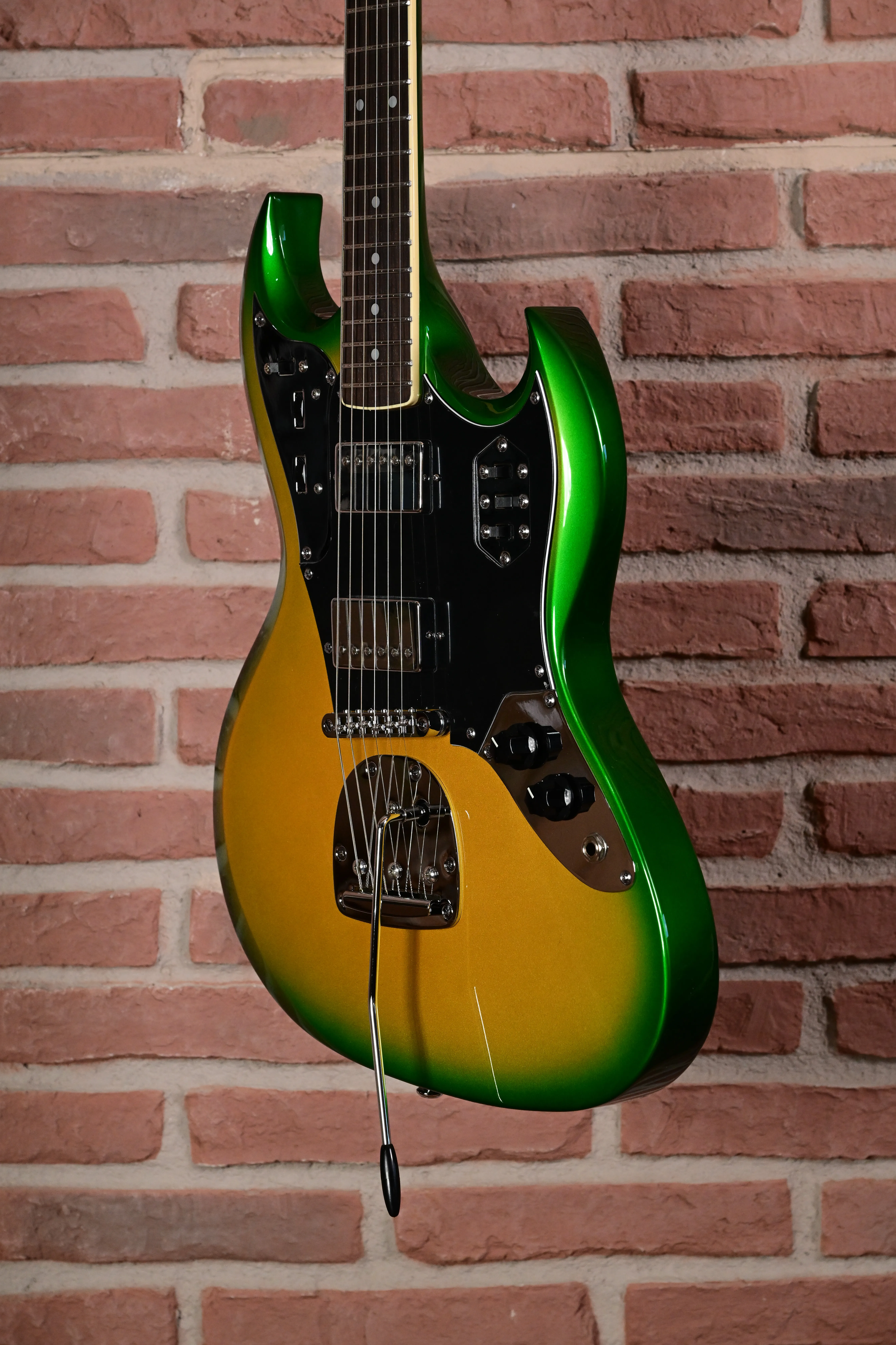 E-Gitarre, Grün-goldenes Finish, Doppelspulen-Tonabnehmer, Tremolohebel, Schwarzes Schlagbrett