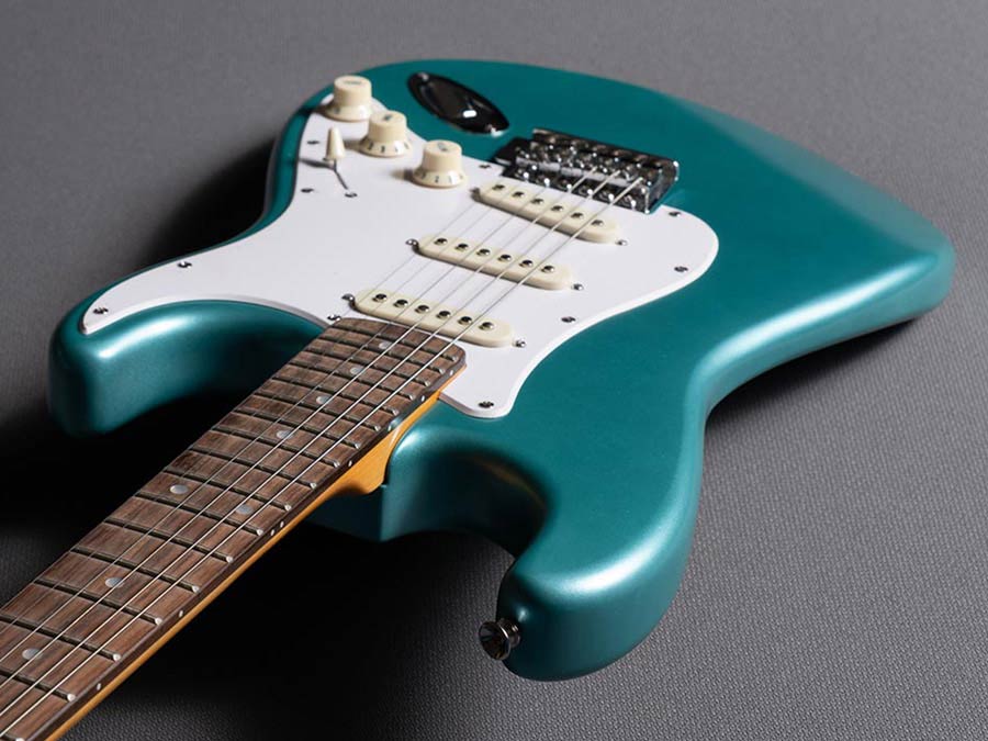 E-Gitarre, türkiser Korpus, weißer Schlagbrett, drei Single-Coil-Tonabnehmer, Palisandergriffbrett