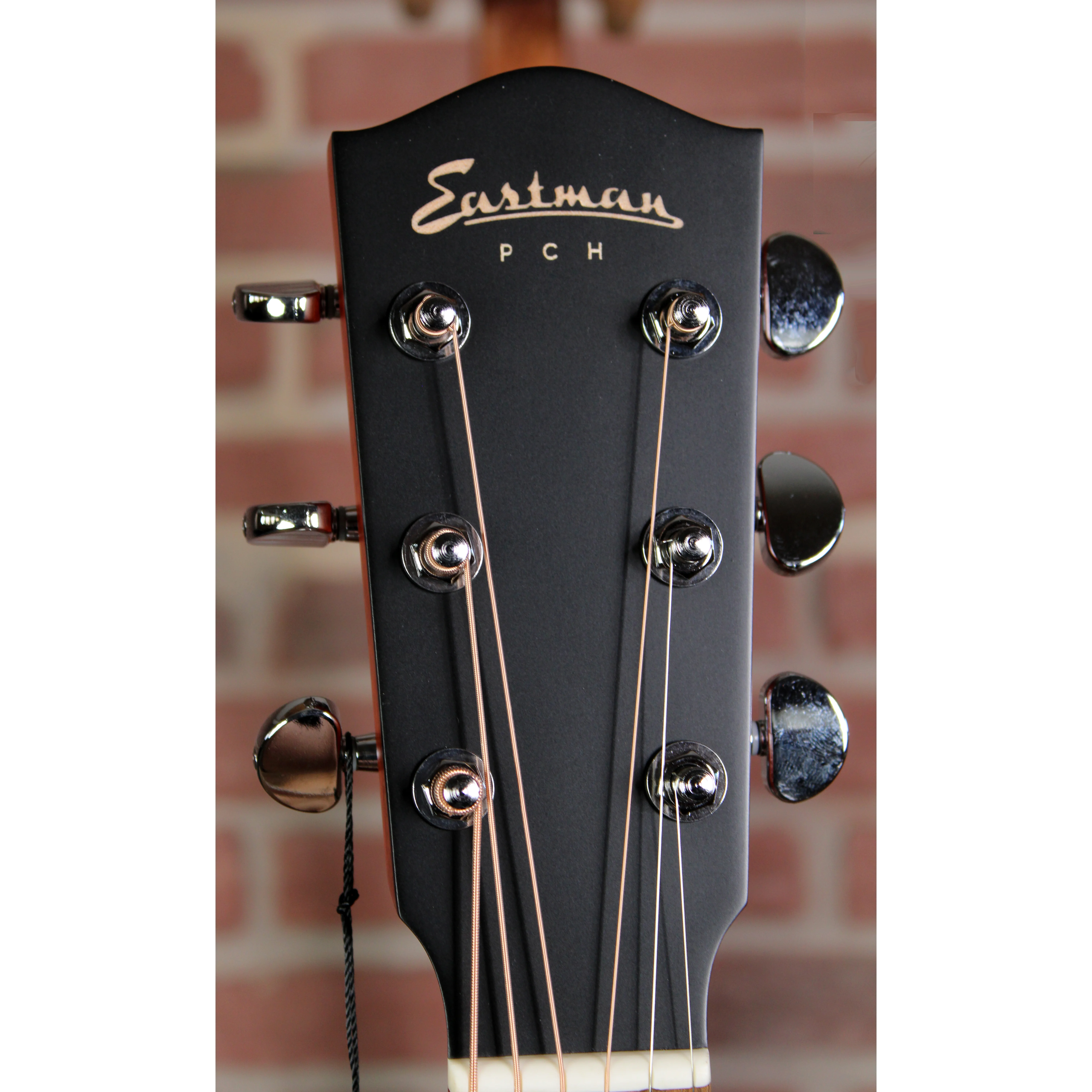 Eastman PCH1-OM-CLA Westerngitarre Kopfplatte von vorn mit Logo