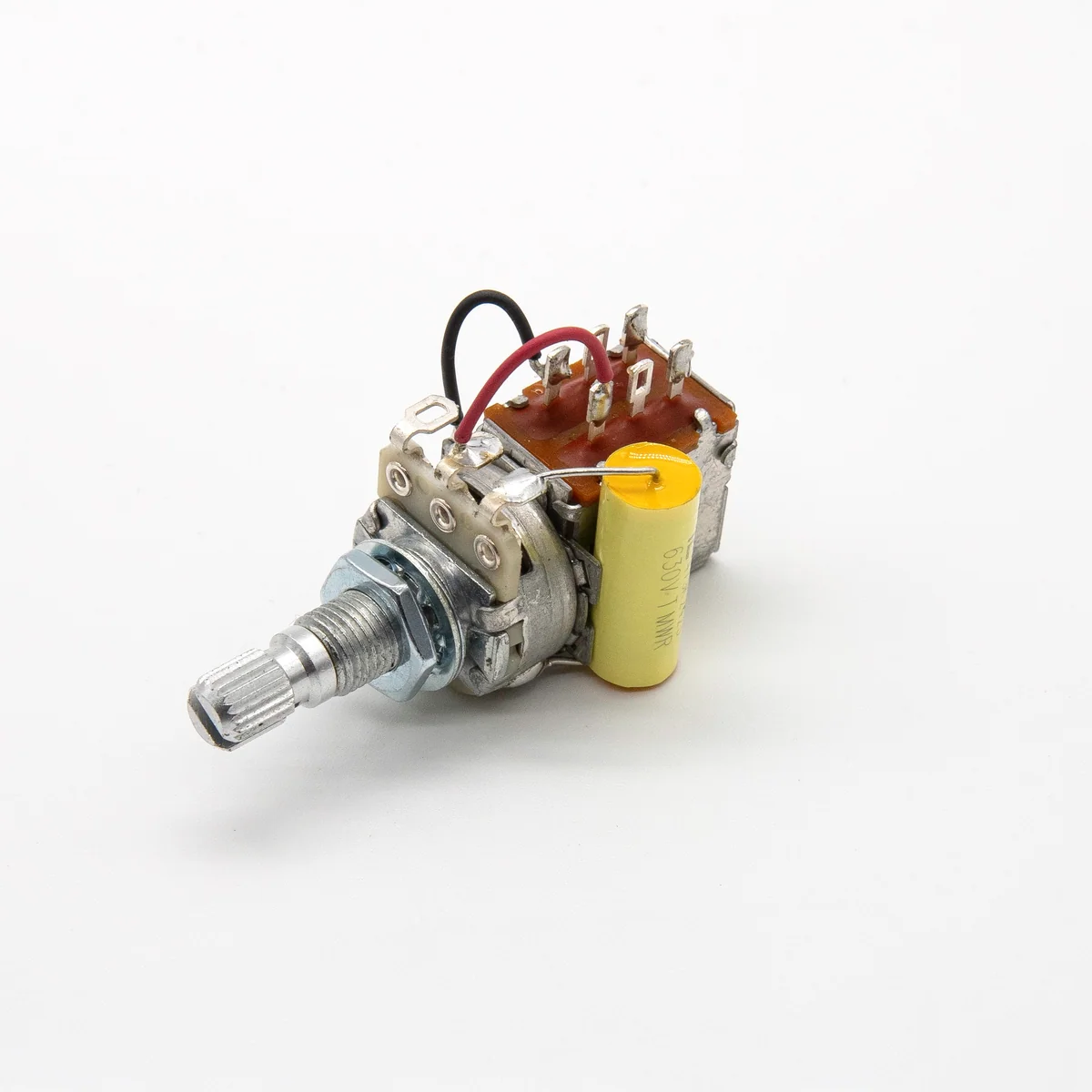 Drehpotentiometer, Metallgehäuse, gerändelte Achse, Anschlusskabel, gelber Kondensator
