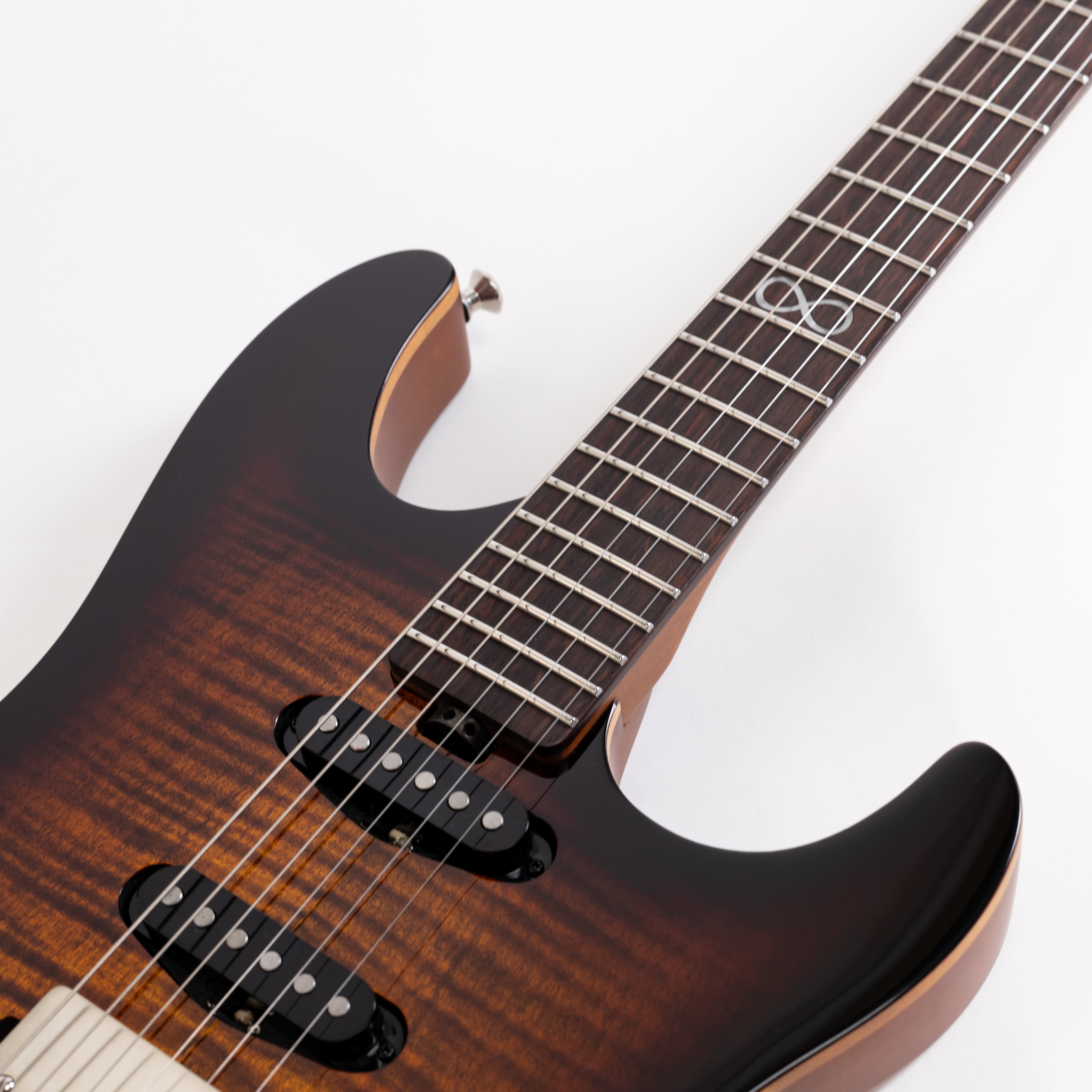 E-Gitarre, dunkelbraun, Maserung, drei Tonabnehmer, Palisandergriffbrett