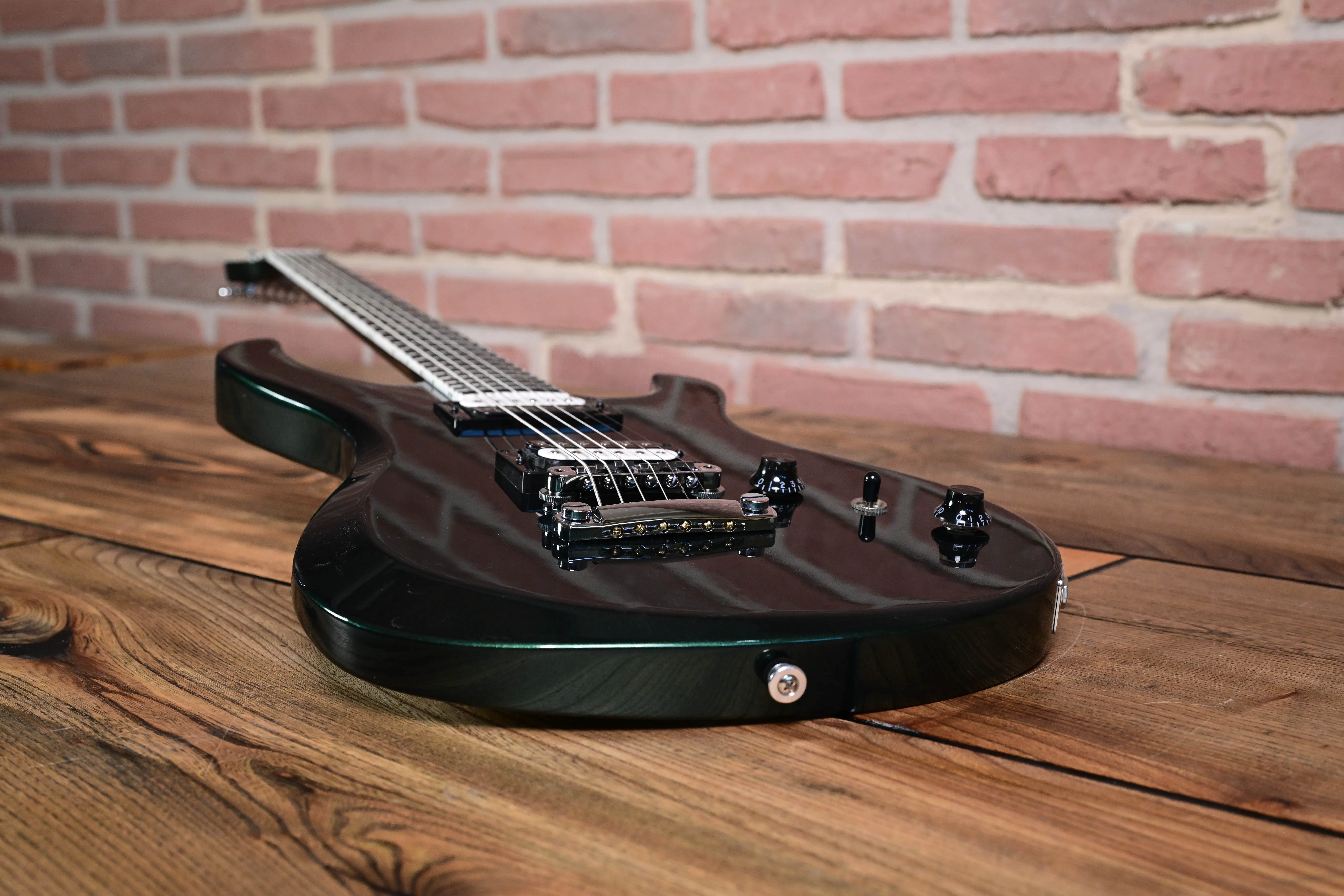 E-Gitarre, schwarzer Korpus, Massivkorpus, Doppelspulen-Tonabnehmer, sechssaitig