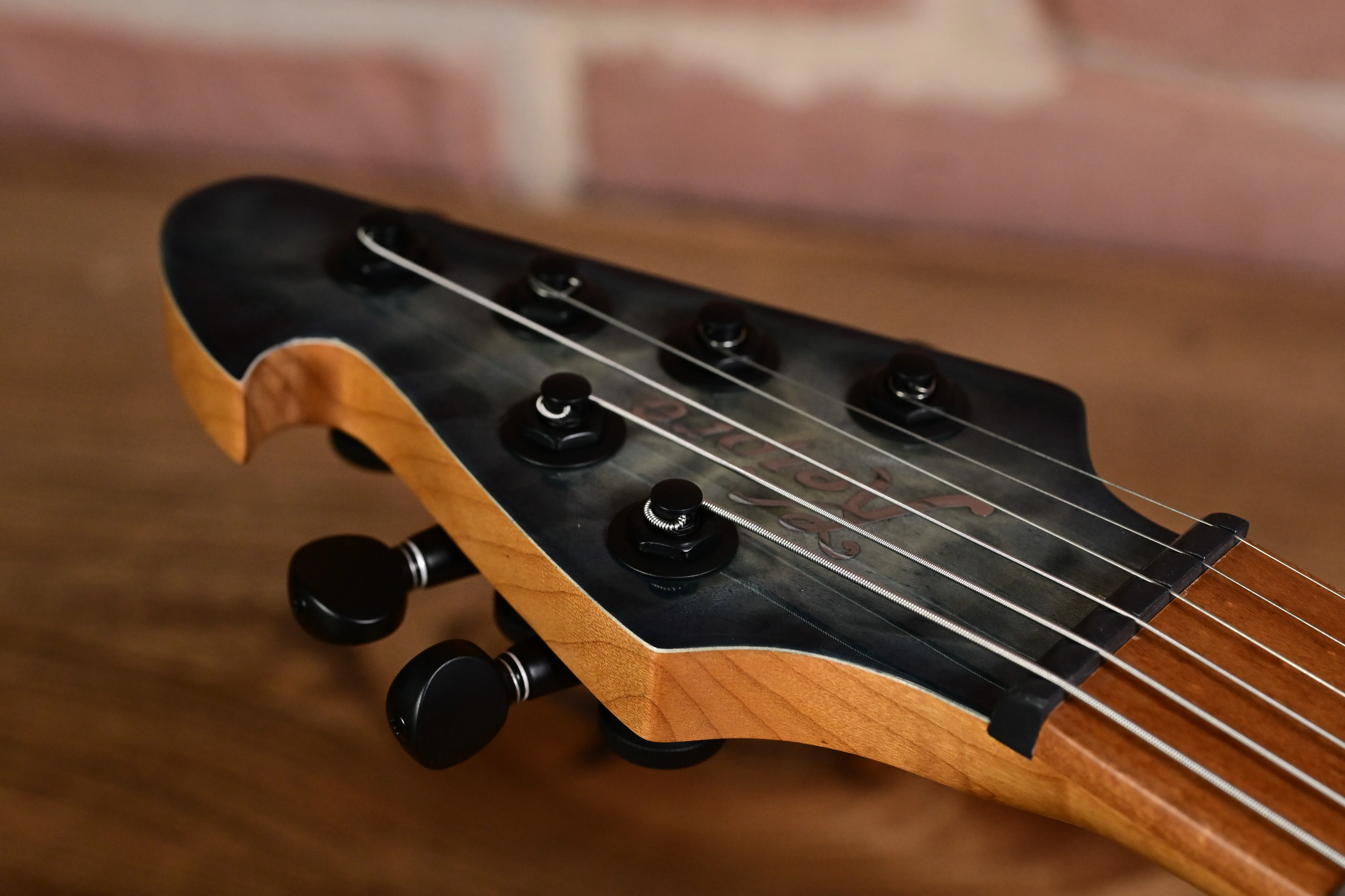 E-Bass, Bassgitarrenkopf, Viersaitig, Holzgriffbrett, Schwarze Mechaniken