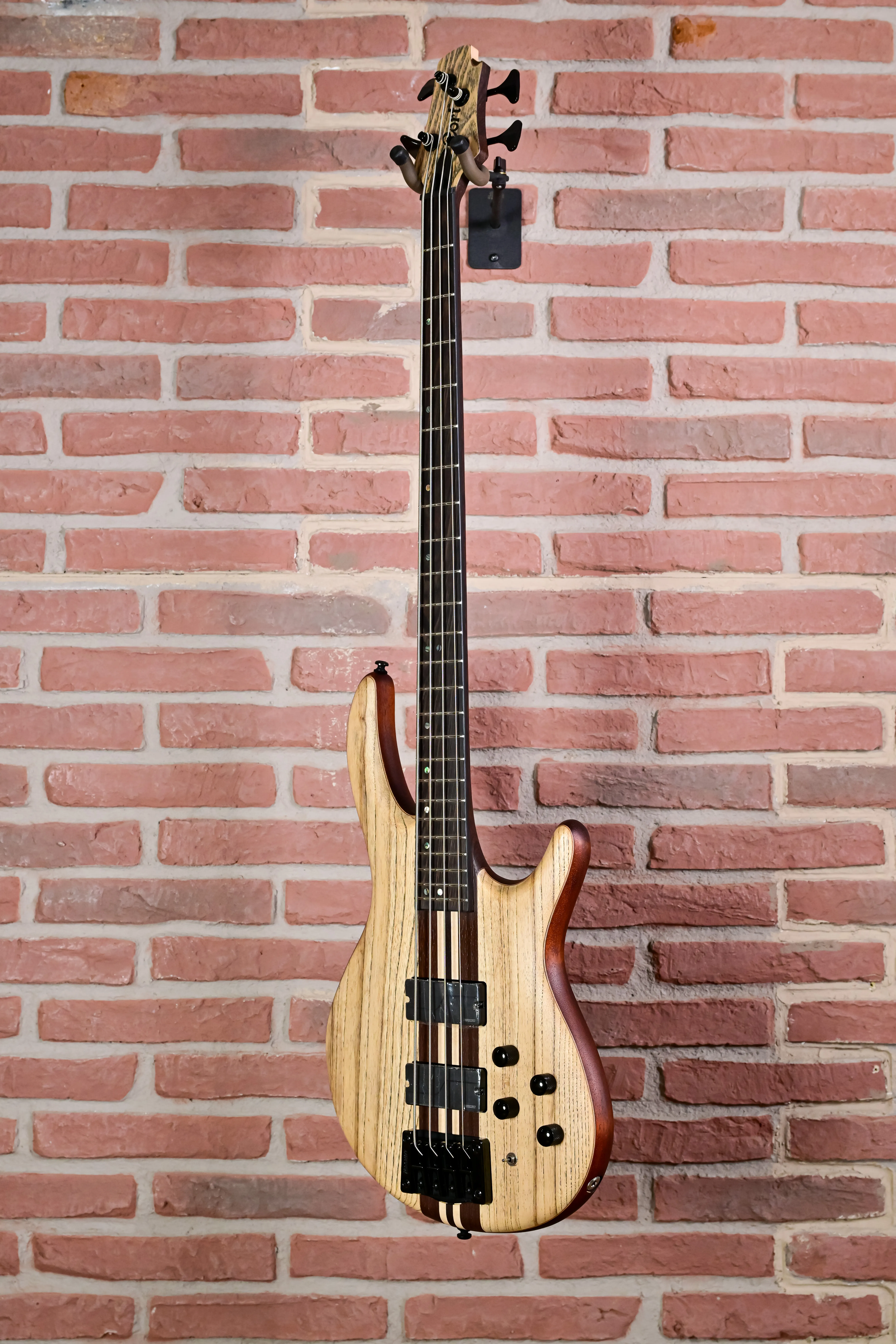 A4 Ultra Ash Bass Etched Natural Black