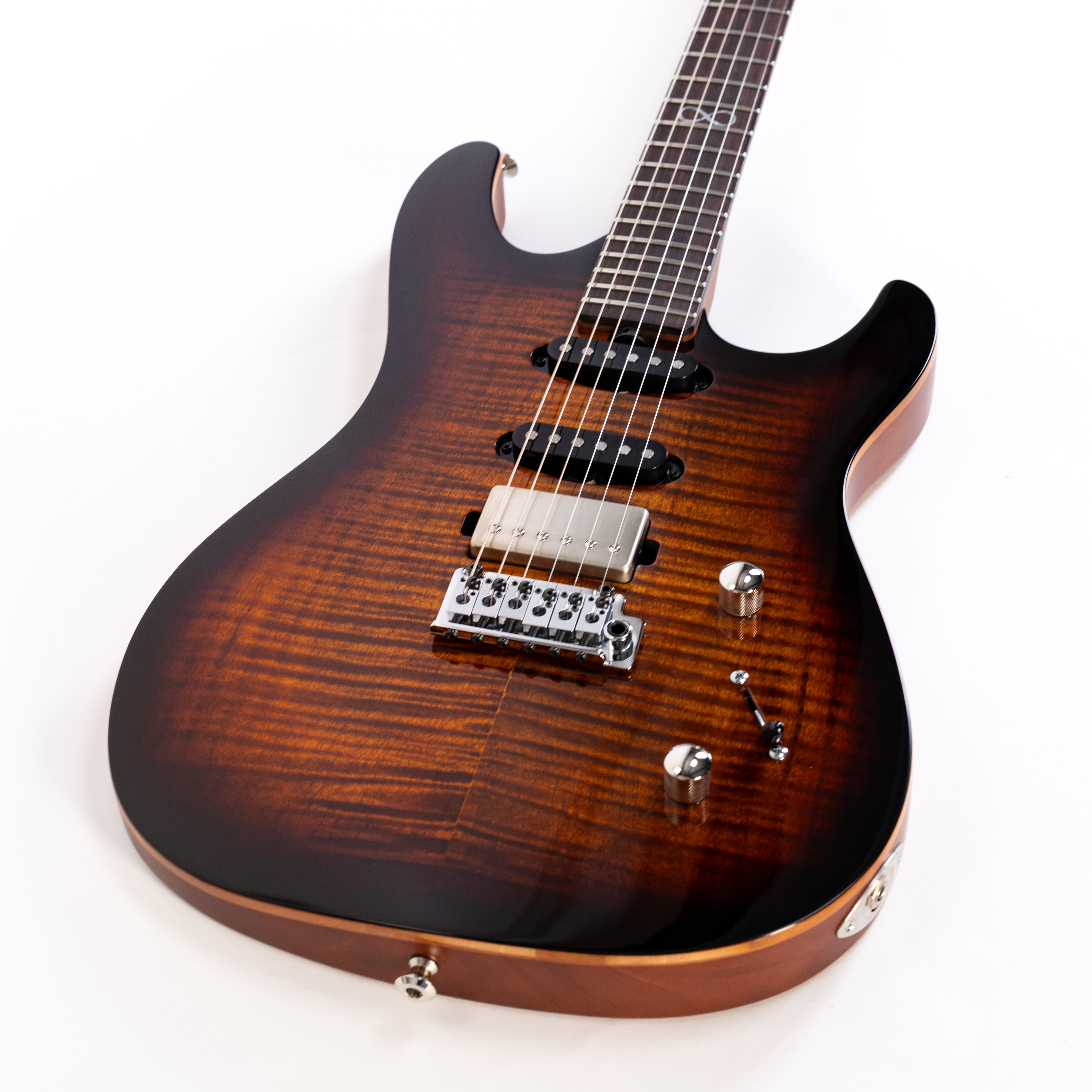 E-Gitarre, Tigerstreifenmuster, Braun-Schwarz, Massivholzkorpus, Humbucker und Singlecoils