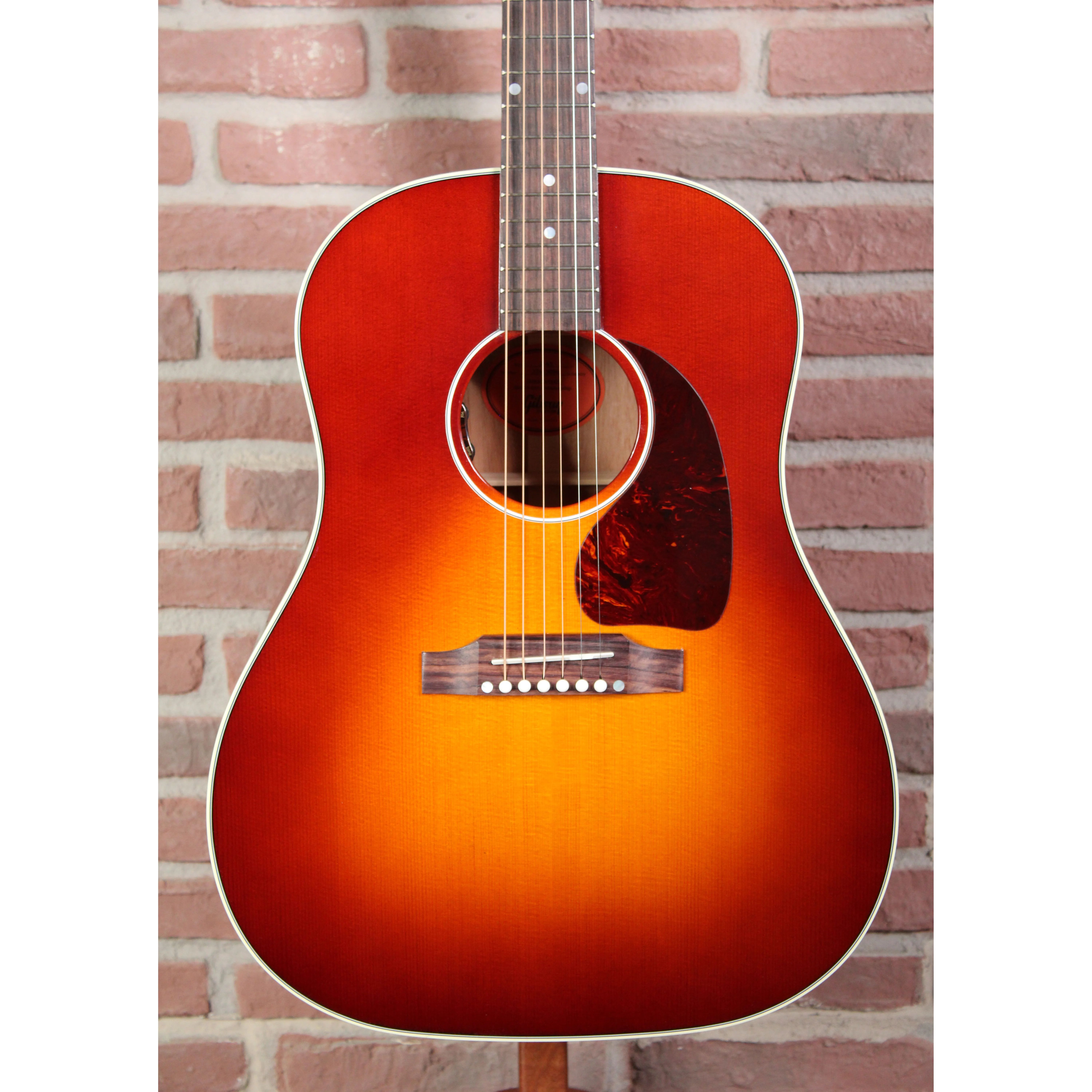 Gibson J-45 Standard Custom Shop Autumnburst Gloss Limited Soundhole-Detail mit X-Bracing sichtbar