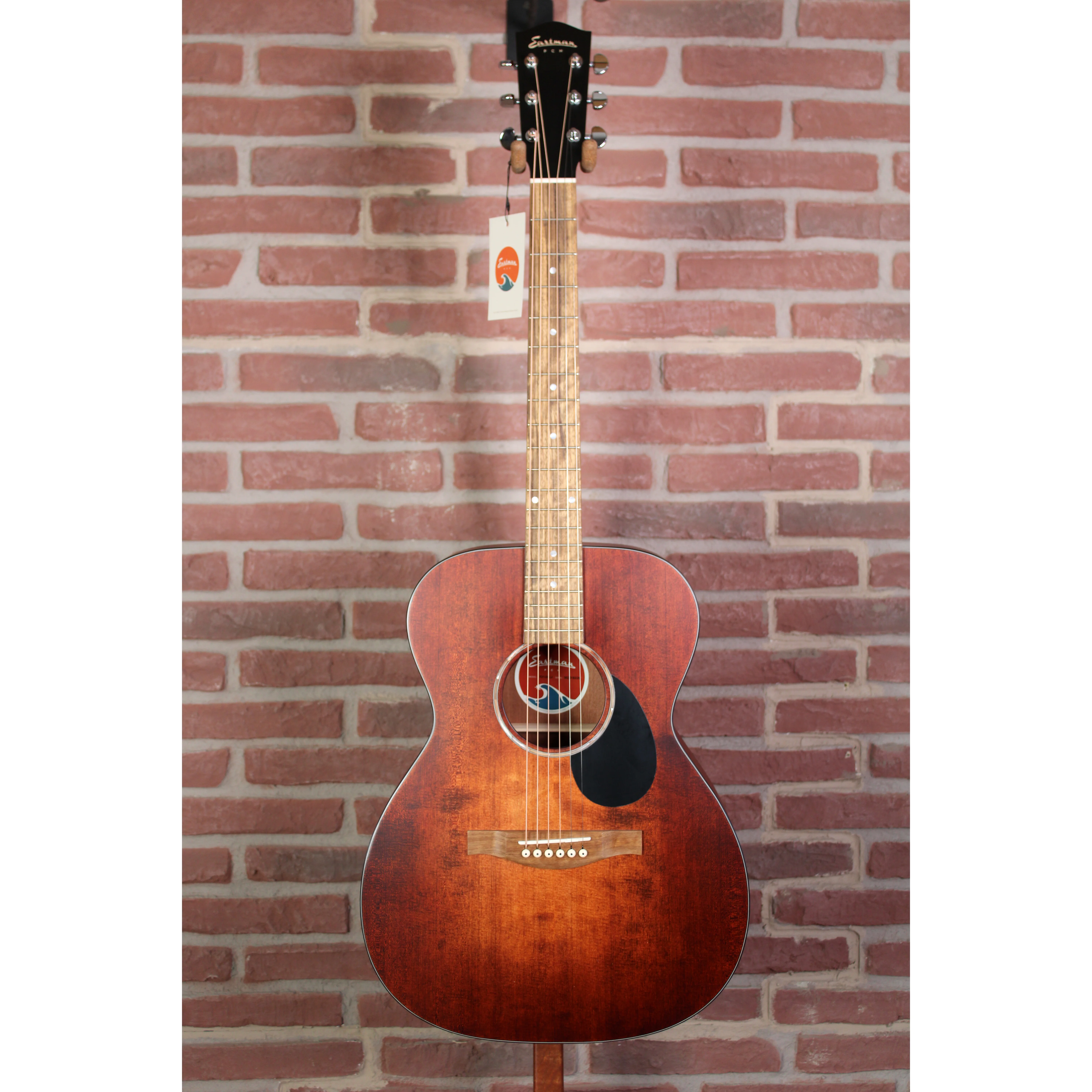 Eastman PCH1-OM-CLA Westerngitarre Frontansicht Classic Finish