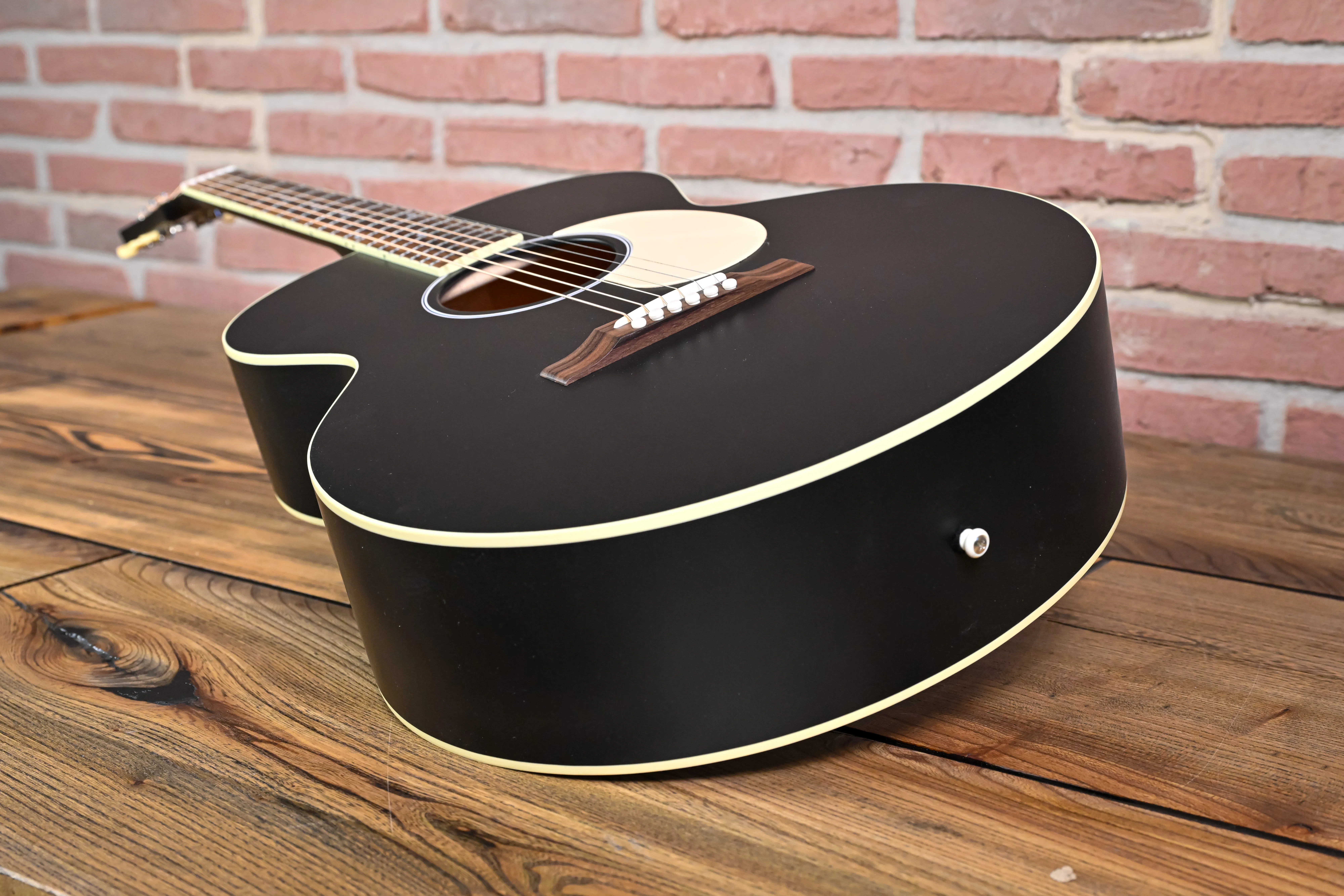 J-185 Century 12-Fret Ebony Jumbo Westerngitarre
