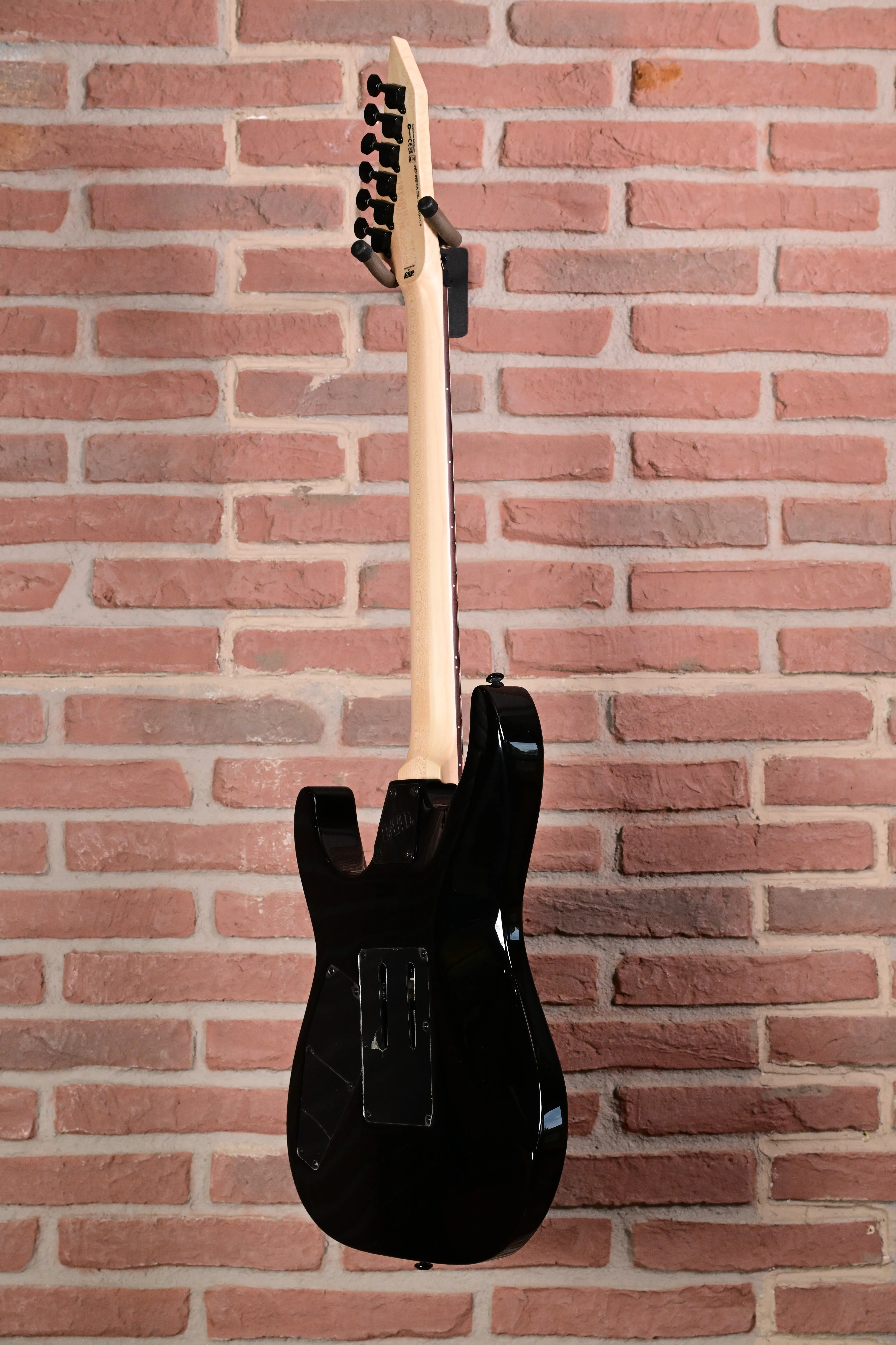 E-Gitarre, schwarzer Korpus, Ahornhals, massiver Korpus