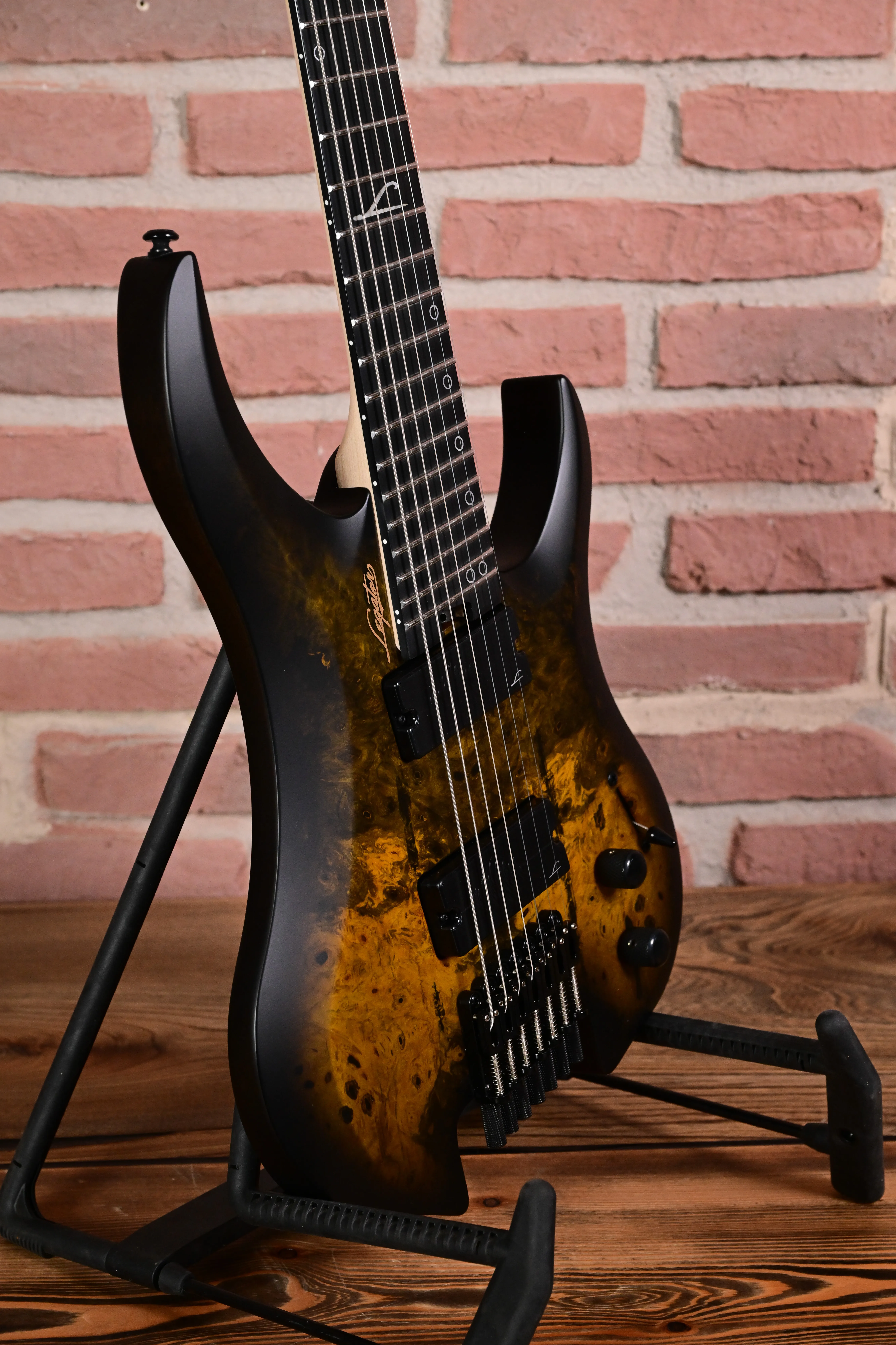 E-Gitarre, achte Saiten, schwarzer Korpus, Wölkchenahorn-Decke, Feste Brücke